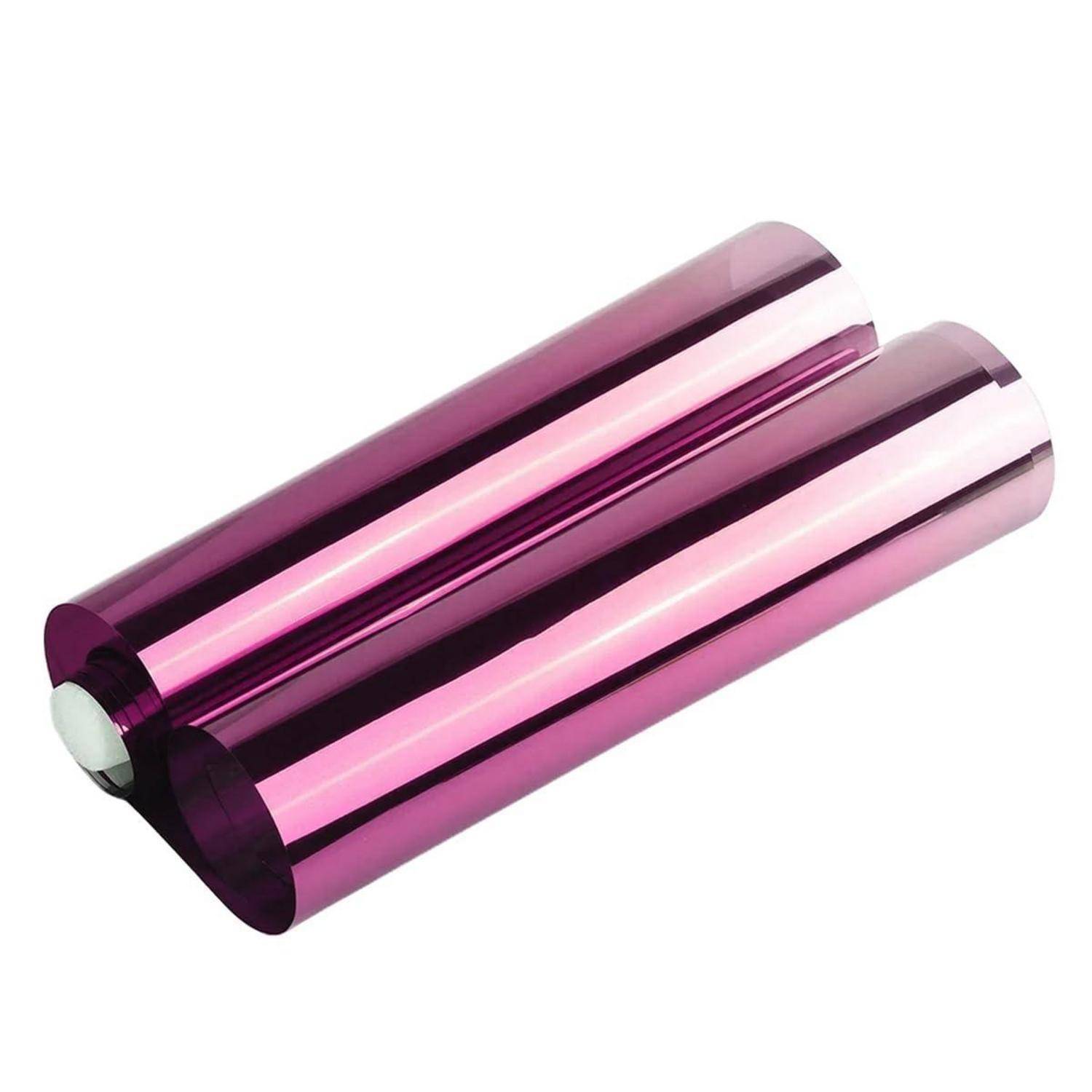 Violette reflektierende zylindrische Rolle auf weißem Hintergrund, aus einem Winkel betrachtet.