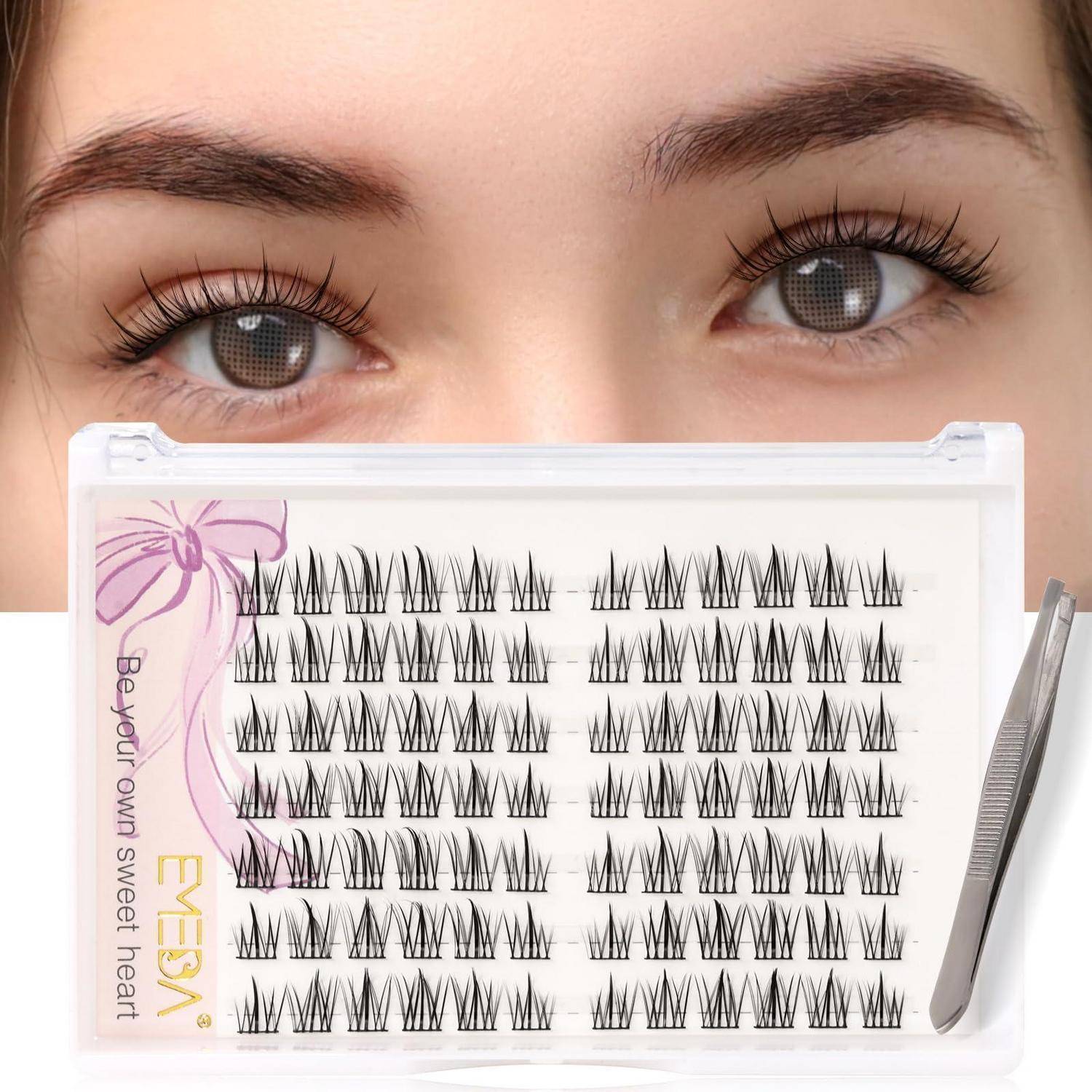 Nahaufnahme von Augen hinter einem Wimpernblatt, das künstliche Wimpernstreifen und Pinzetten zeigt, ähnlich einer Kosmetikproduktpräsentation.