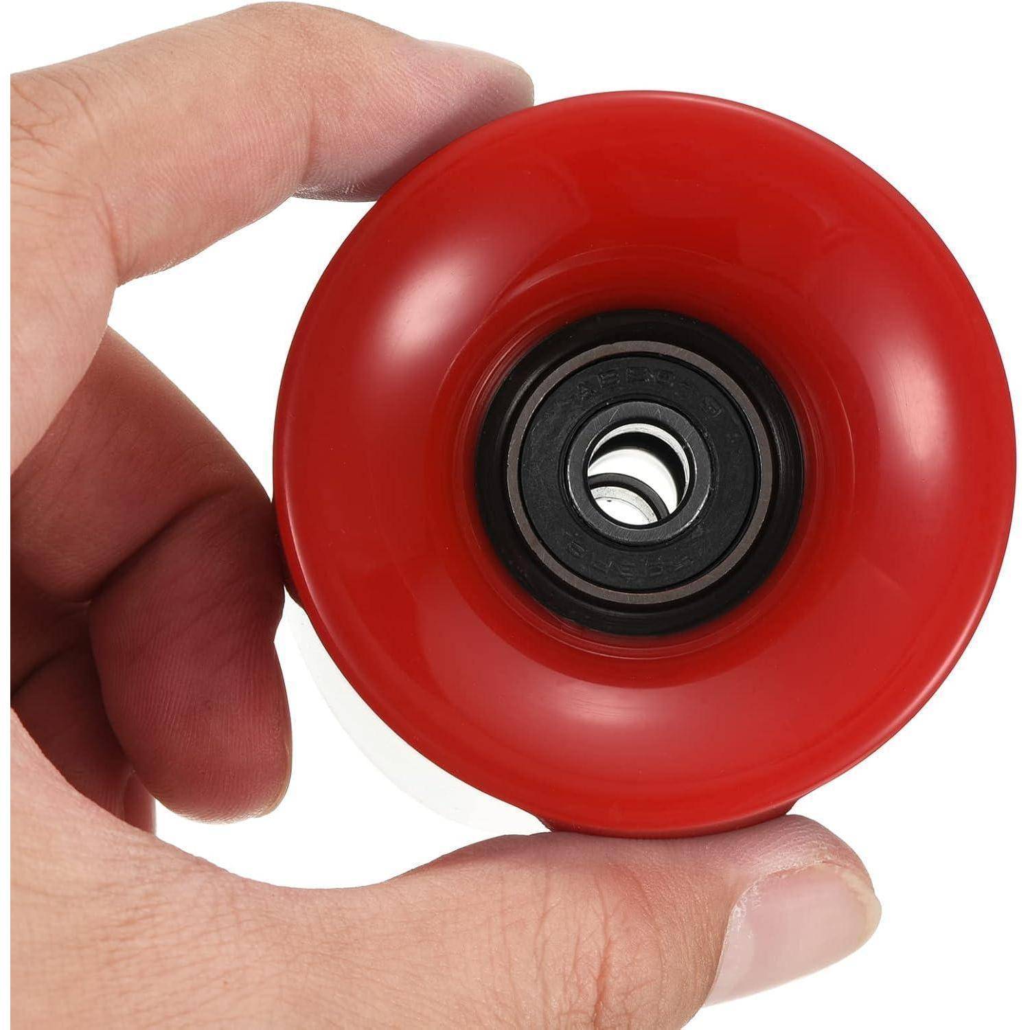 Nahaufnahme einer Hand, die ein rotes Skateboard-Rad mit einem zentralen Kugellager auf weißem Hintergrund hält.