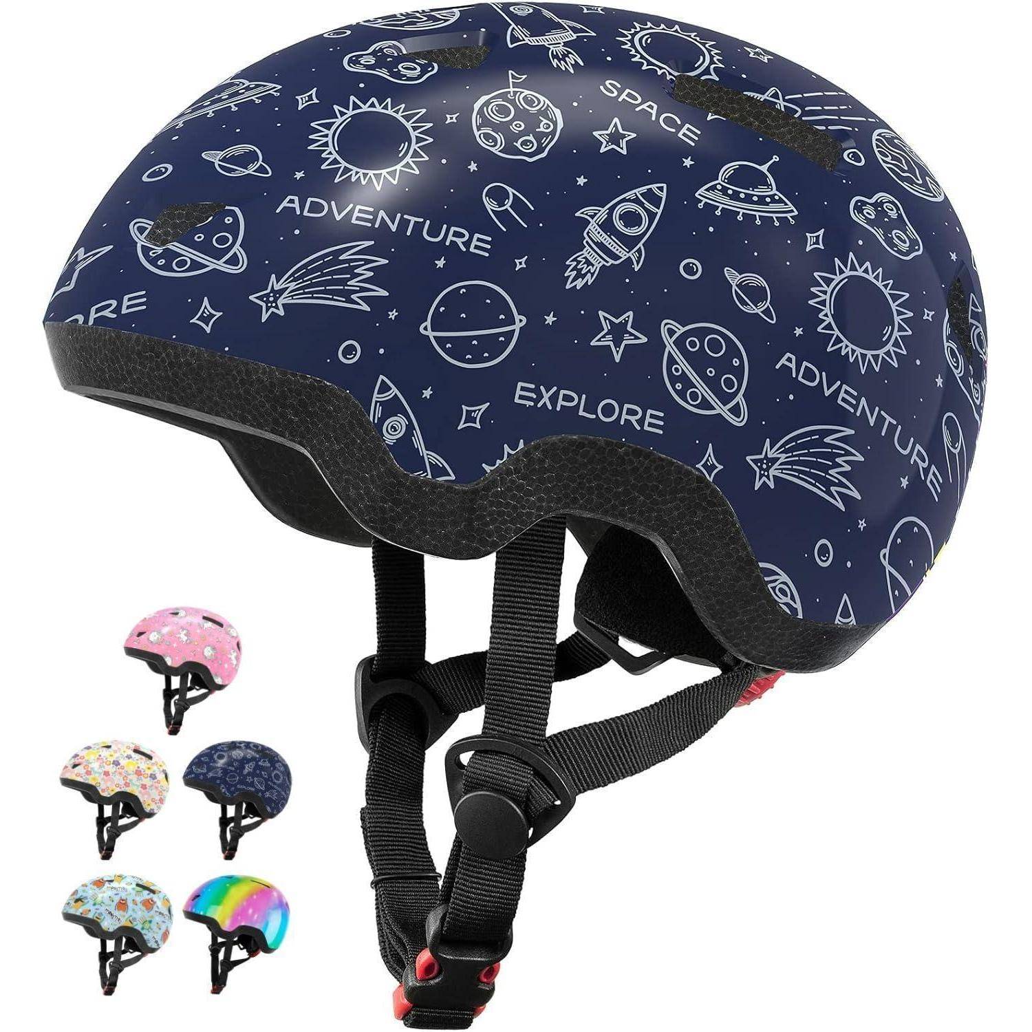 Kinderfahrradhelm mit dunkelblauem Weltraummotiv; fünf kleinere Farbvarianten unten auf weißem Hintergrund.