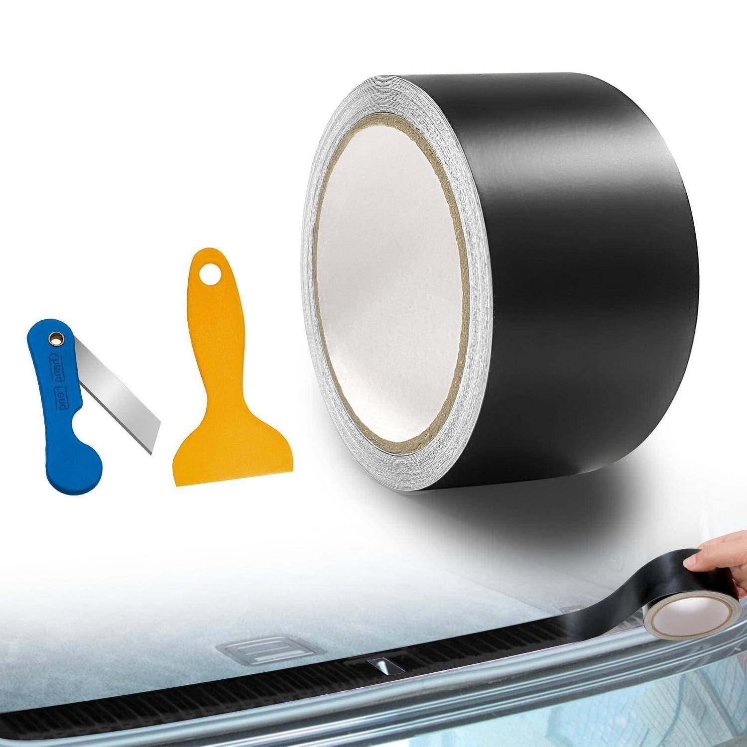 Schwarze selbstklebende Vinyl-Wickelrolle mit blauem Cutter und gelbem Rakel, gezeigt wird die Anwendung auf einer Motorhaube eines Autos von Hand.