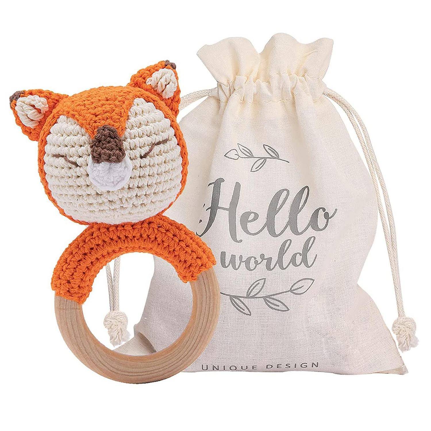 Gestrickter Fuchs-Rasseln-Beißring mit Holzring, abgebildet neben einer 