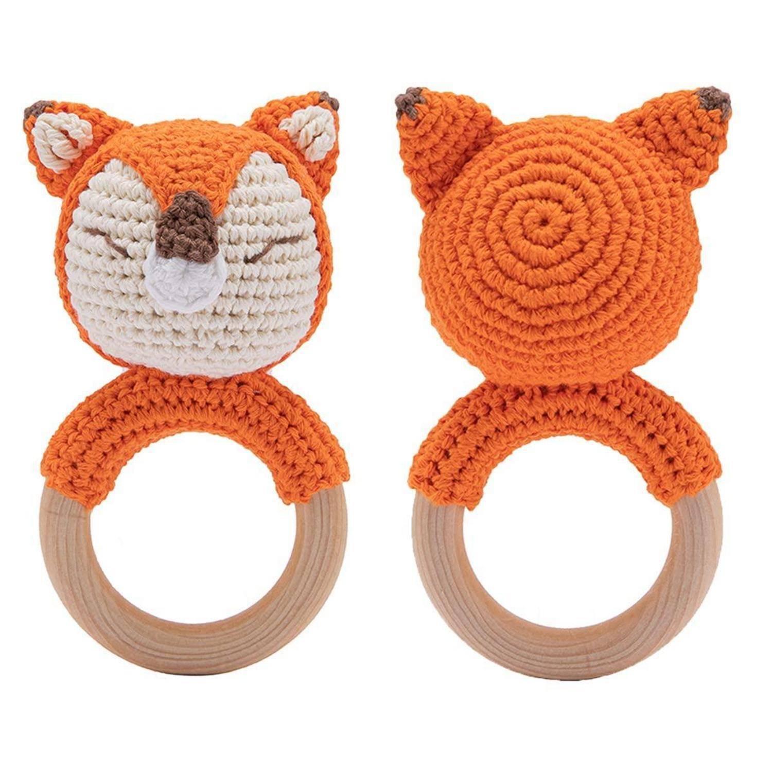 Gehäkelter Fuchs-Baby-Beißring von vorne und hinten gezeigt, mit orange-cremefarbenem Fuchskopf auf einem Holzring.