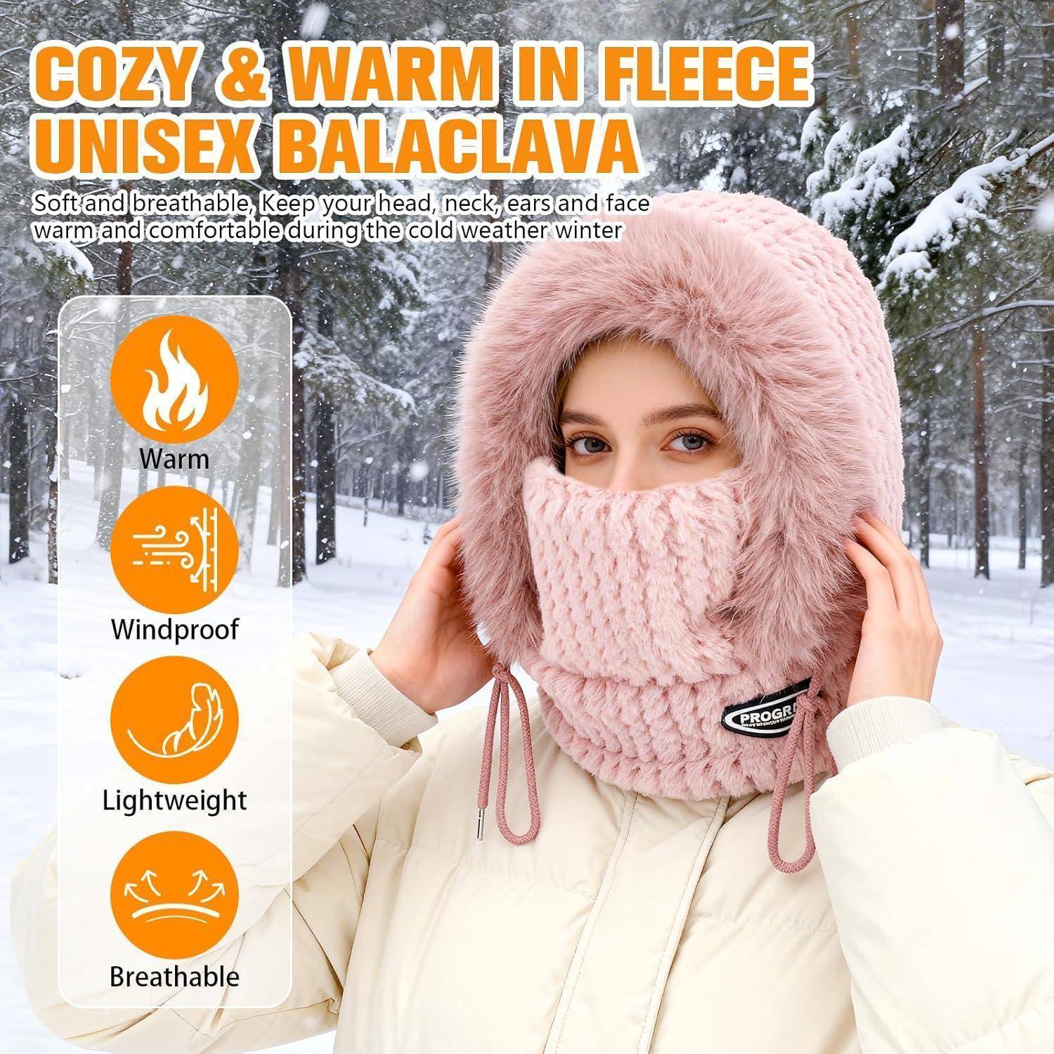 Frau, die eine rosa Fleece-Unisex-Sturmhaube in einem verschneiten Wald trägt, mit Text, der Wärmeschutz, Winddichtheit, Leichtgewicht und atmungsaktive Eigenschaften bewirbt.