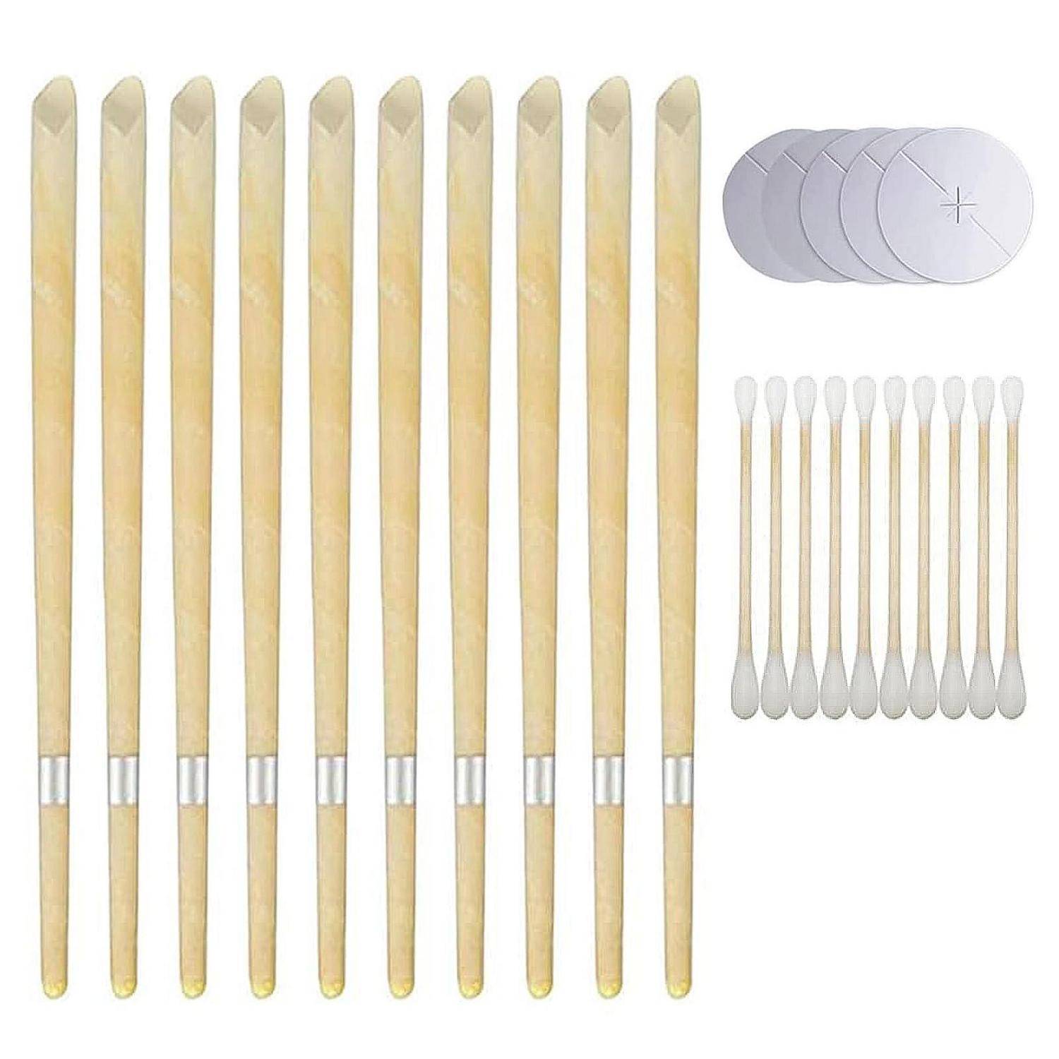 Satz von 10 Holzwattestäbchen mit abgerundeten Spitzen, abgebildet neben fünf austauschbaren runden Klebepads und einem kleineren Satz von 10 weißen Wattestäbchen.