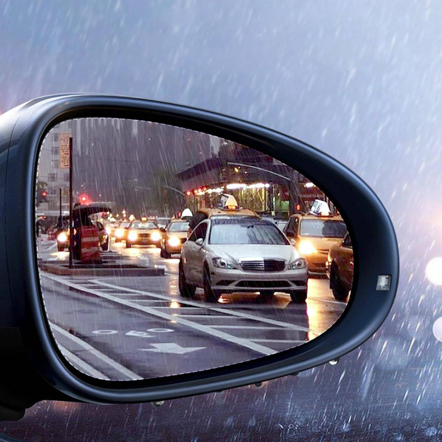 Regnerischer Verkehr spiegelt sich in einem Außenspiegel eines Autos wider und zeigt mehrere Scheinwerfer und Fahrzeuge auf einer nassen Stadtstraße.