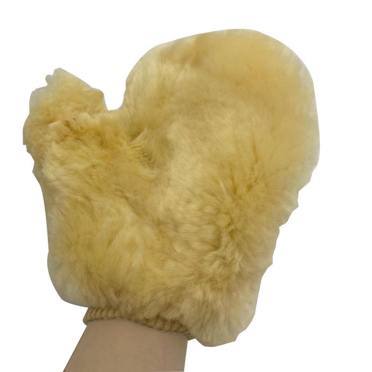 Gelber Fellhandschuh, der an einer Hand gegen einen einfachen weißen Hintergrund getragen wird.
