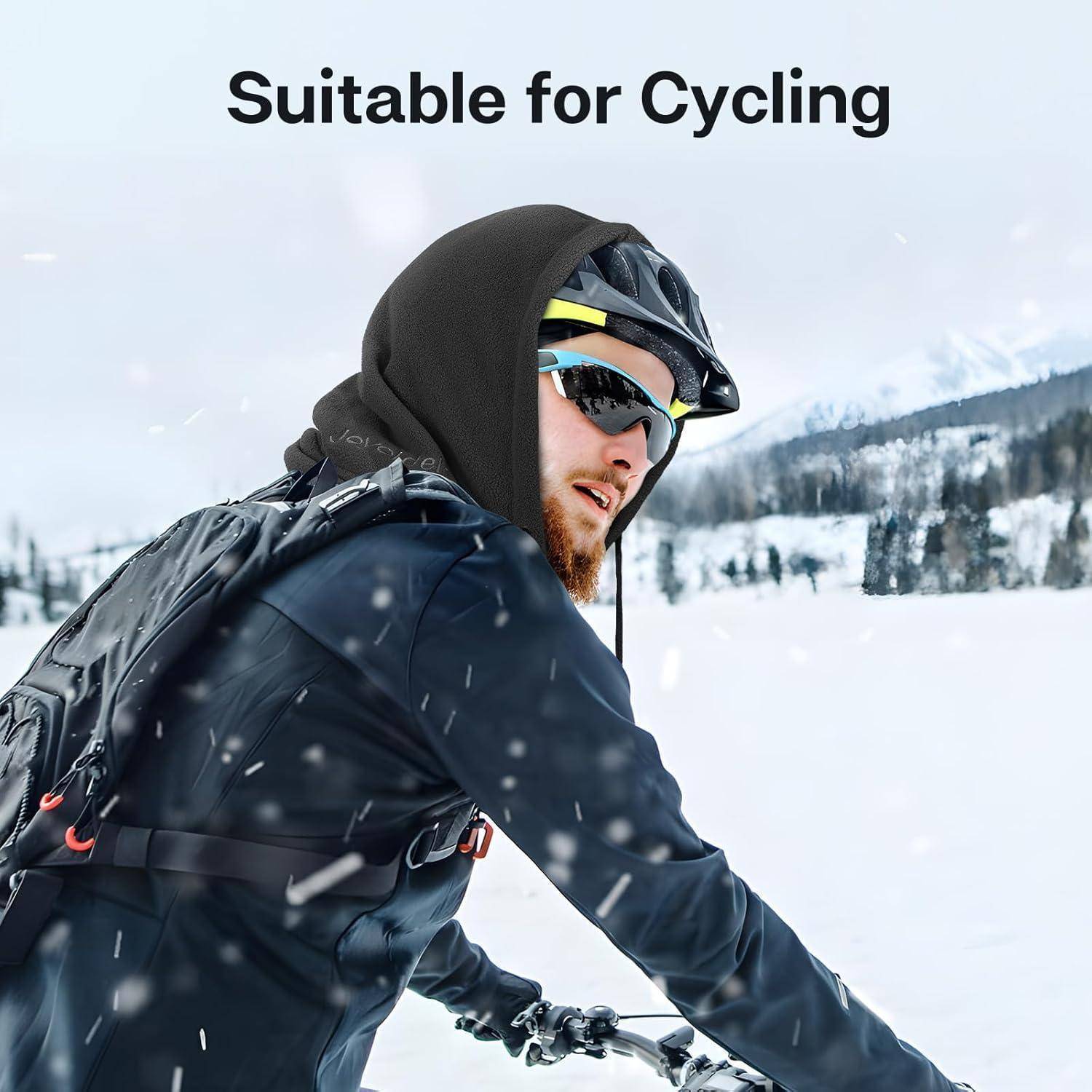 Radfahrer in Winterausrüstung fährt durch verschneites Gelände, mit dem Text „Zum Radfahren geeignet