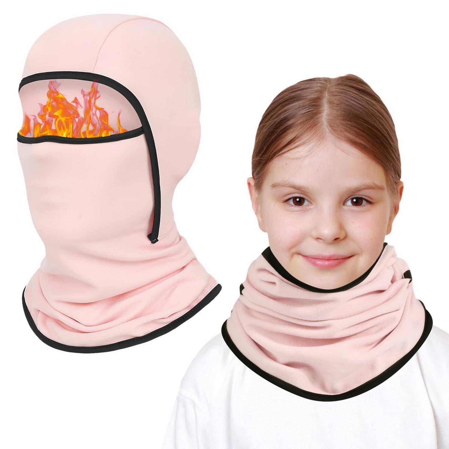 Mädchen, das eine rosa Sturmhaube im Stil einer Hals- und Gesichtsbedeckung mit feuerfestem Maschendrahteinsatz trägt, gezeigt mit Vorder- und Rückansicht.