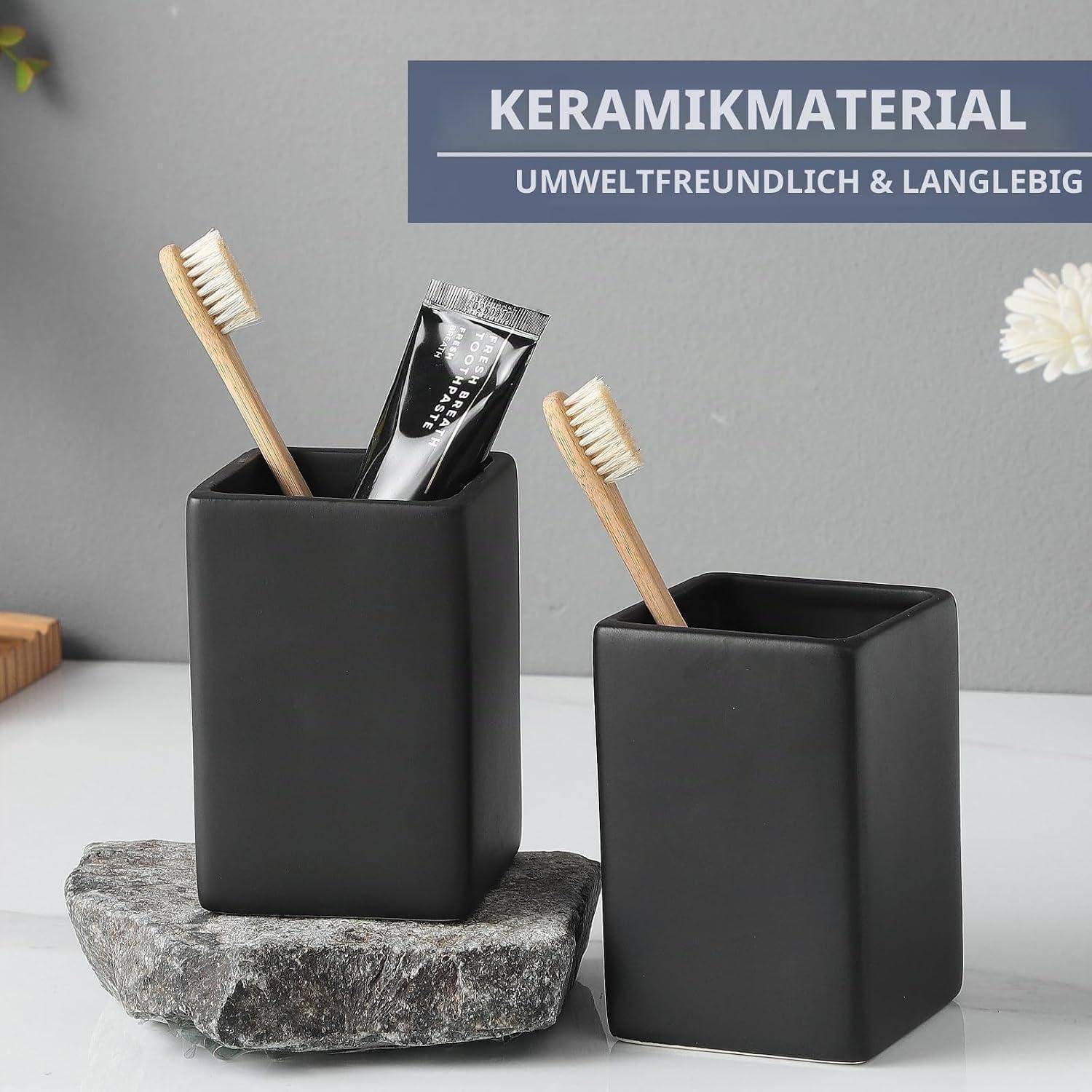 Zwei schwarze quadratische Keramikhalter, die Zahnbürsten und Zahnpasta halten, dargestellt als langlebige, umweltfreundliche Badezimmeraccessoires; Text lautet „KERAMIKMATERIAL