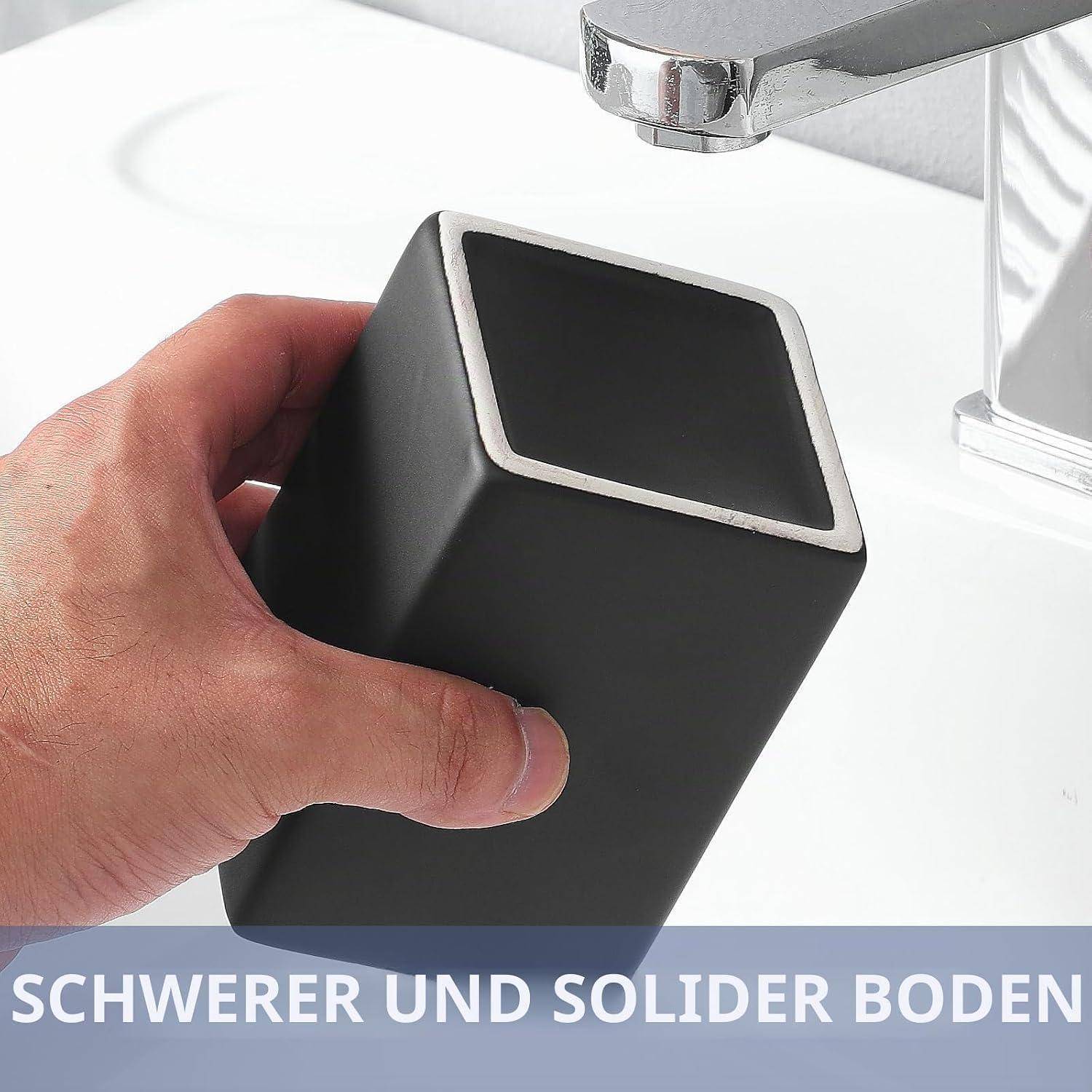 Hand, die ein schweres schwarzes quadratisches Objekt unter einem Wasserhahn hält, was eine stabile, solide Basis veranschaulicht.