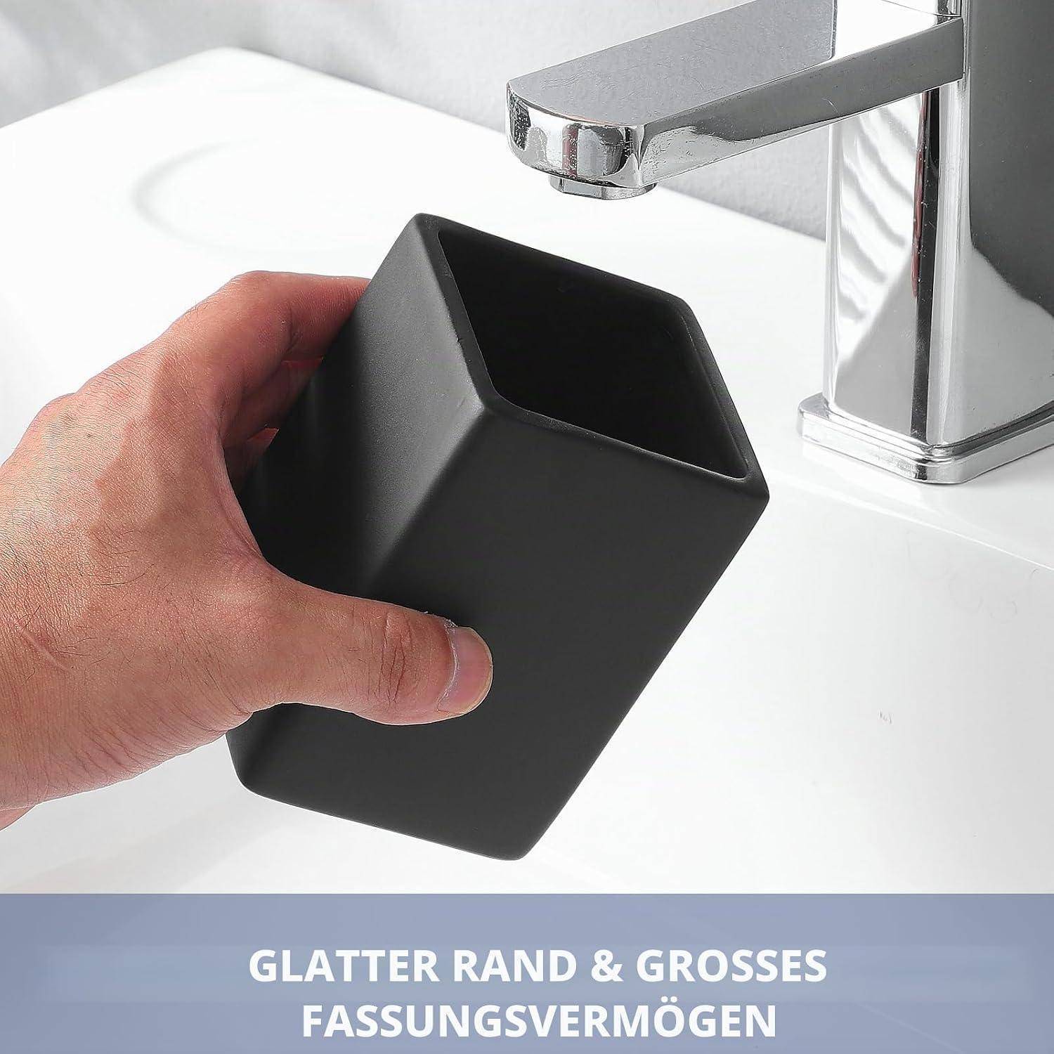 Eine Hand hält eine matte schwarze quadratische Tasse neben einem Chrom-Wasserhahn über einem weißen Waschbecken, mit deutschem Text, der größere Kapazität bewirbt.