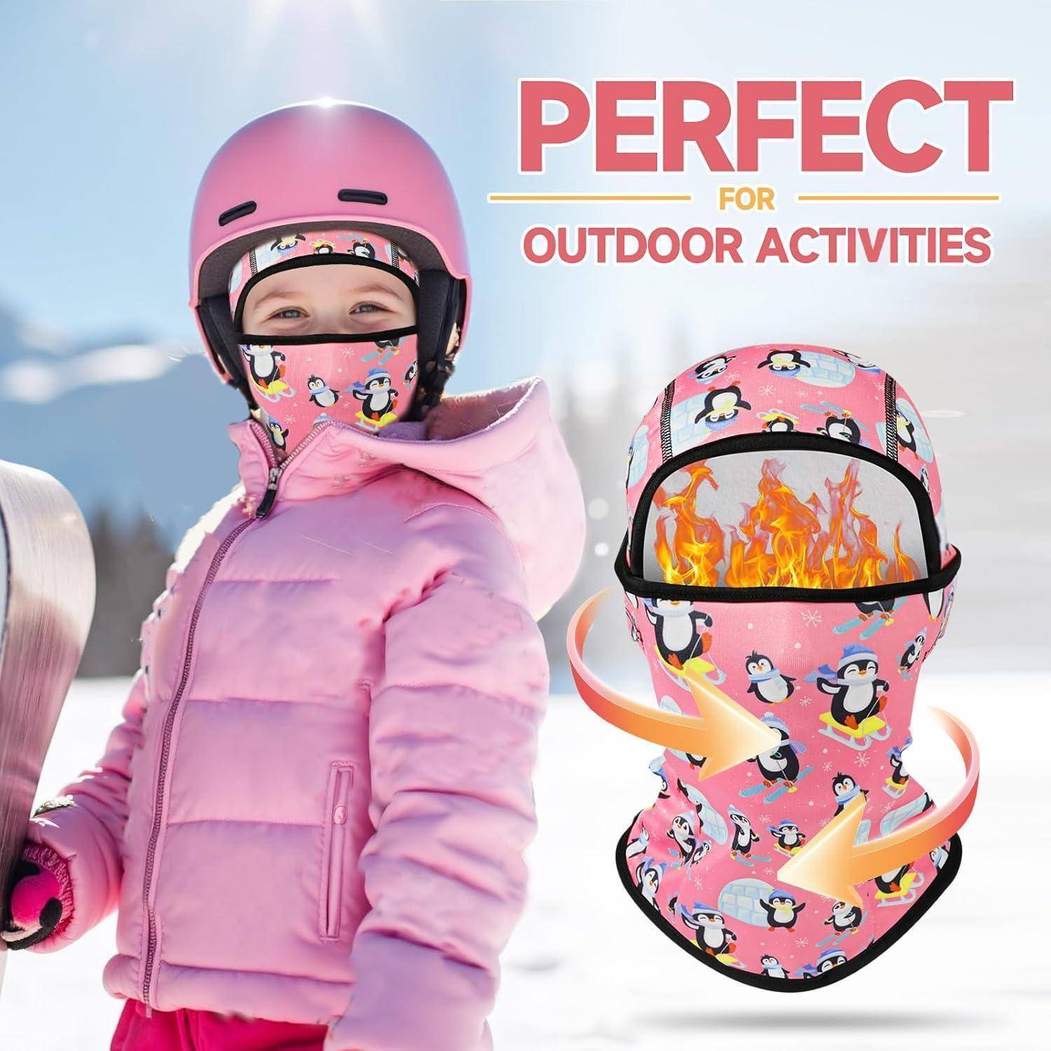 Mädchen in rosa Winterausrüstung mit rosa Helm und Gesichtsmaske, neben einem Produktbild eines Halswärmers mit Pinguindruck und Helm mit dem Text „PERFEKT FÜR OUTDOOR-AKTIVITÄTEN".