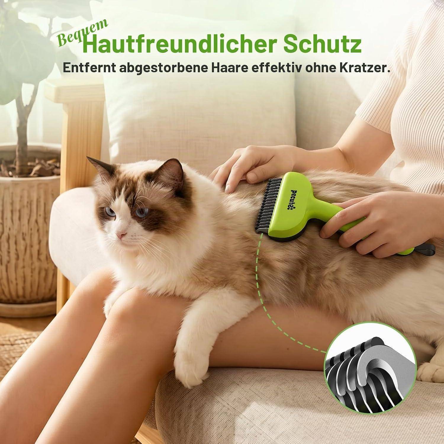 Werbeabbildung einer Katze, die mit einem grünen Haustierpflegegerät gebürstet wird, mit deutschem Text, der „hautfreundlichen Schutz