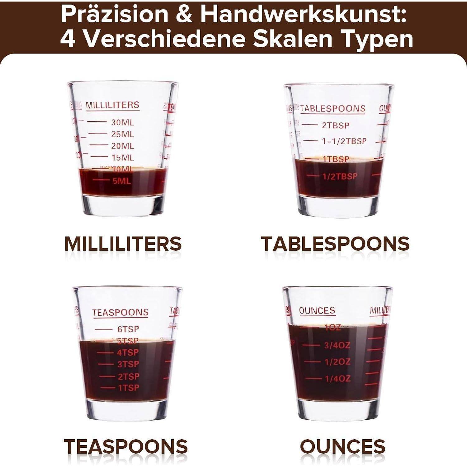 Infografik zum Vergleich von vier Flüssigkeitsmessskalen auf Tassen: Milliliter, Esslöffel, Teelöffel und Unzen, jeweils mit Beispielgraduierungen gekennzeichnet.