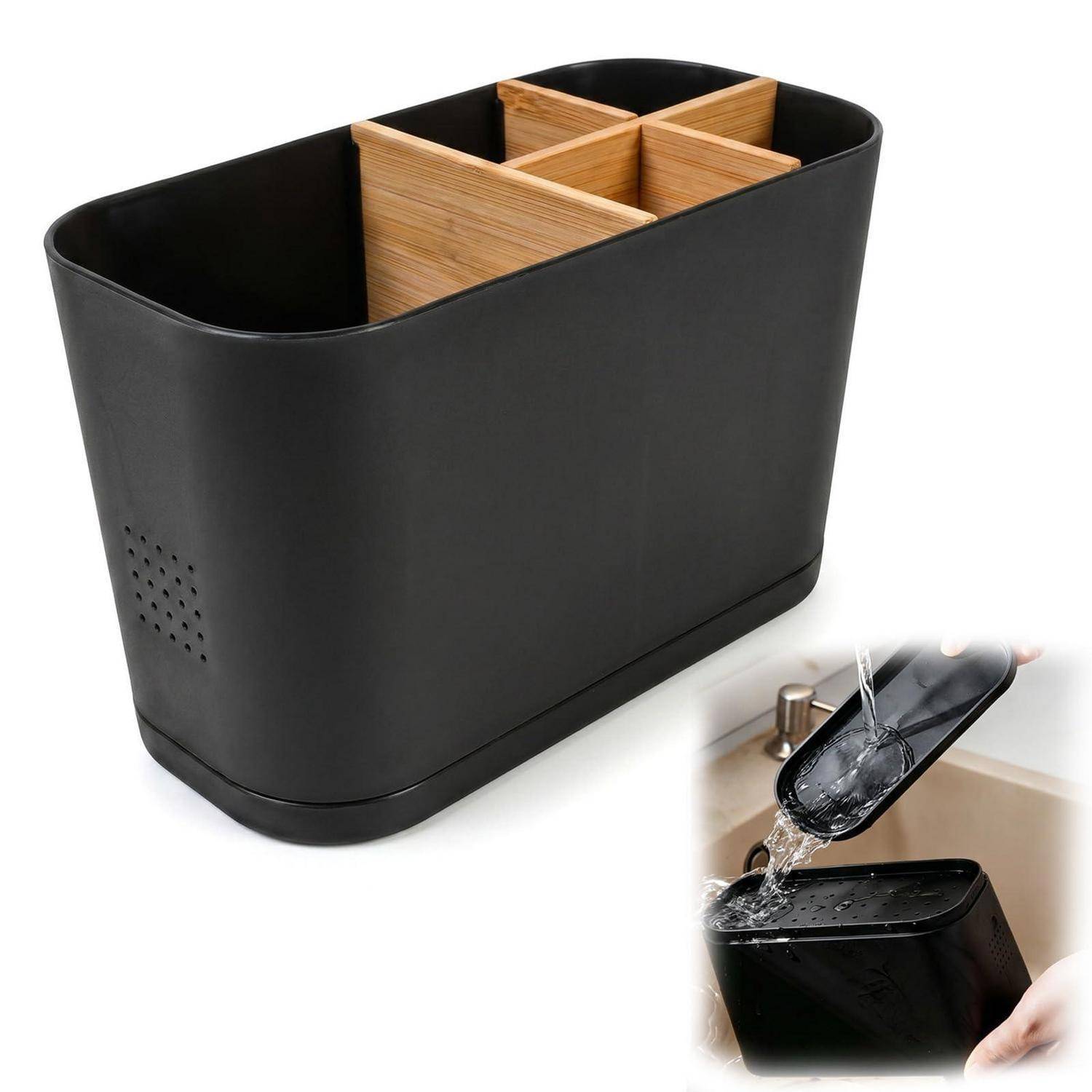 Schwarzer Arbeitsplattenorganizer für Küchenutensilien mit Bamboo-Trennern und Ablöchern; die Einfügung zeigt, wie er in einem Spülbecken mit Wasser abgespült wird.