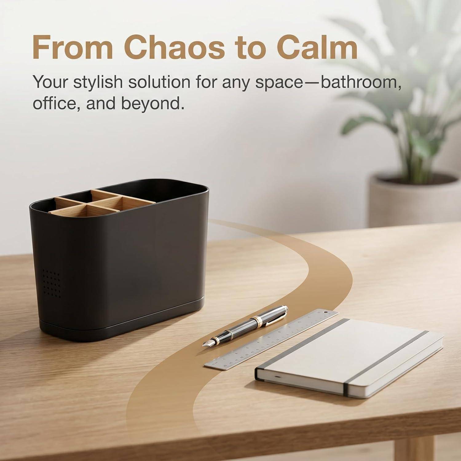 Werbebild eines Schreibtischorganizers auf einem Holztisch mit Stiften und einem Notizbuch, mit dem Text „Von Chaos zu Ruhe