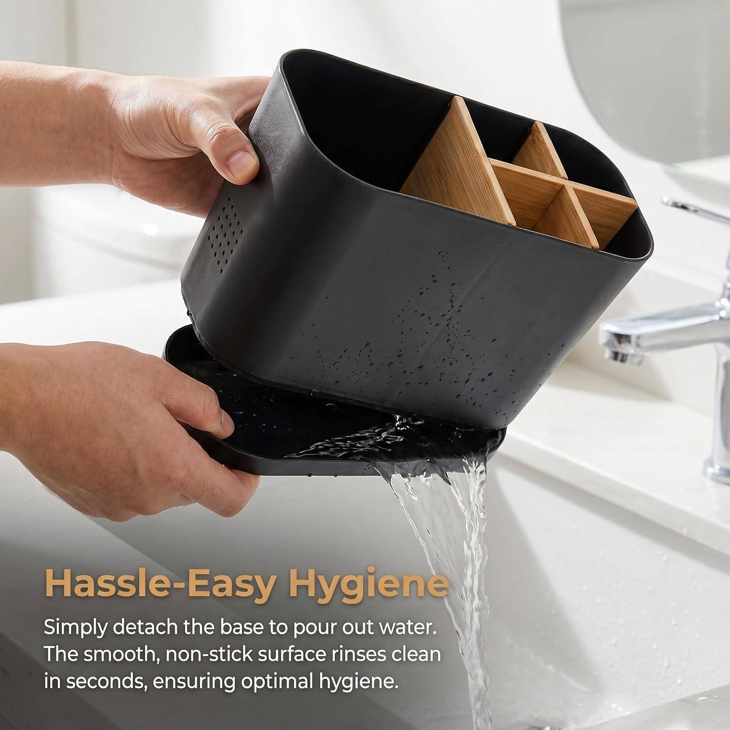 Hände spülen einen schwarzen Messerblock in einem Waschbecken; Wasser läuft aus der abnehmbaren Basis ab. Der Text lautet „Hassle-Easy Hygiene