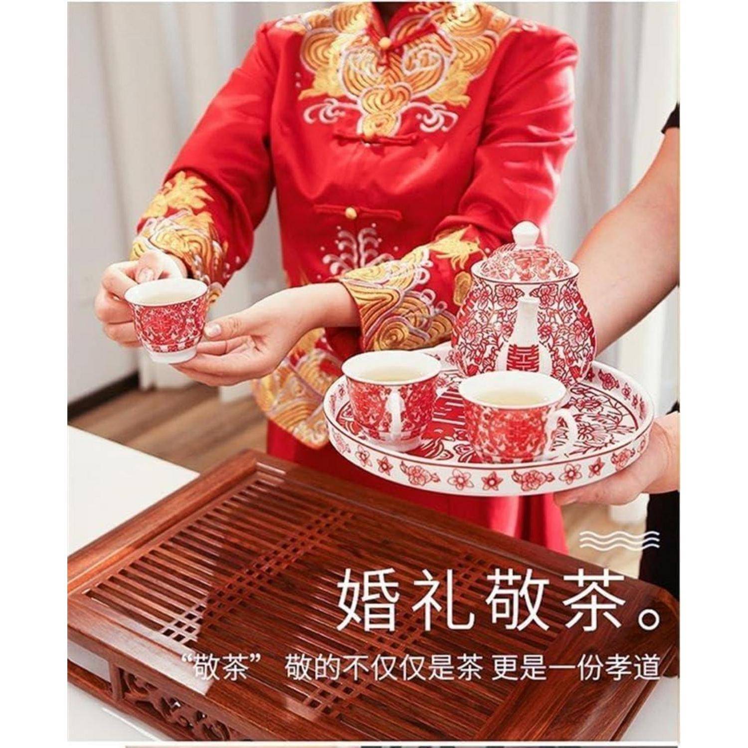 Braut in rotem traditionellem Kleid, die während einer Hochzeitstezeremonie Tee aus einem rot-weißen Teeservice serviert, mit chinesischer Textüberlagerung.