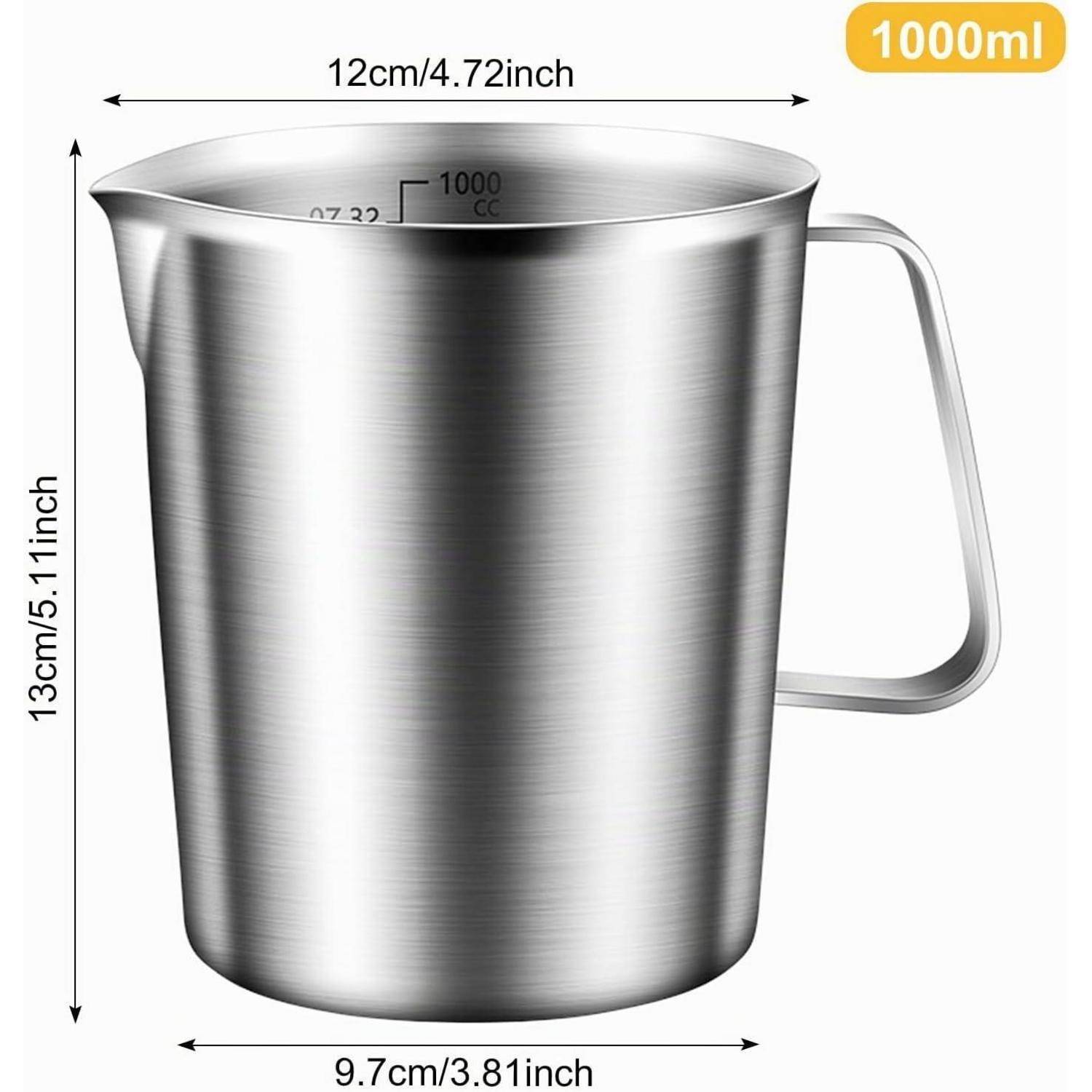 Edelstahlmessbecher mit Griff, gekennzeichnet mit 1000 ml, mit Abmessungen von 12 cm Durchmesser oben, 9,7 cm Boden und 13 cm Höhe dargestellt.