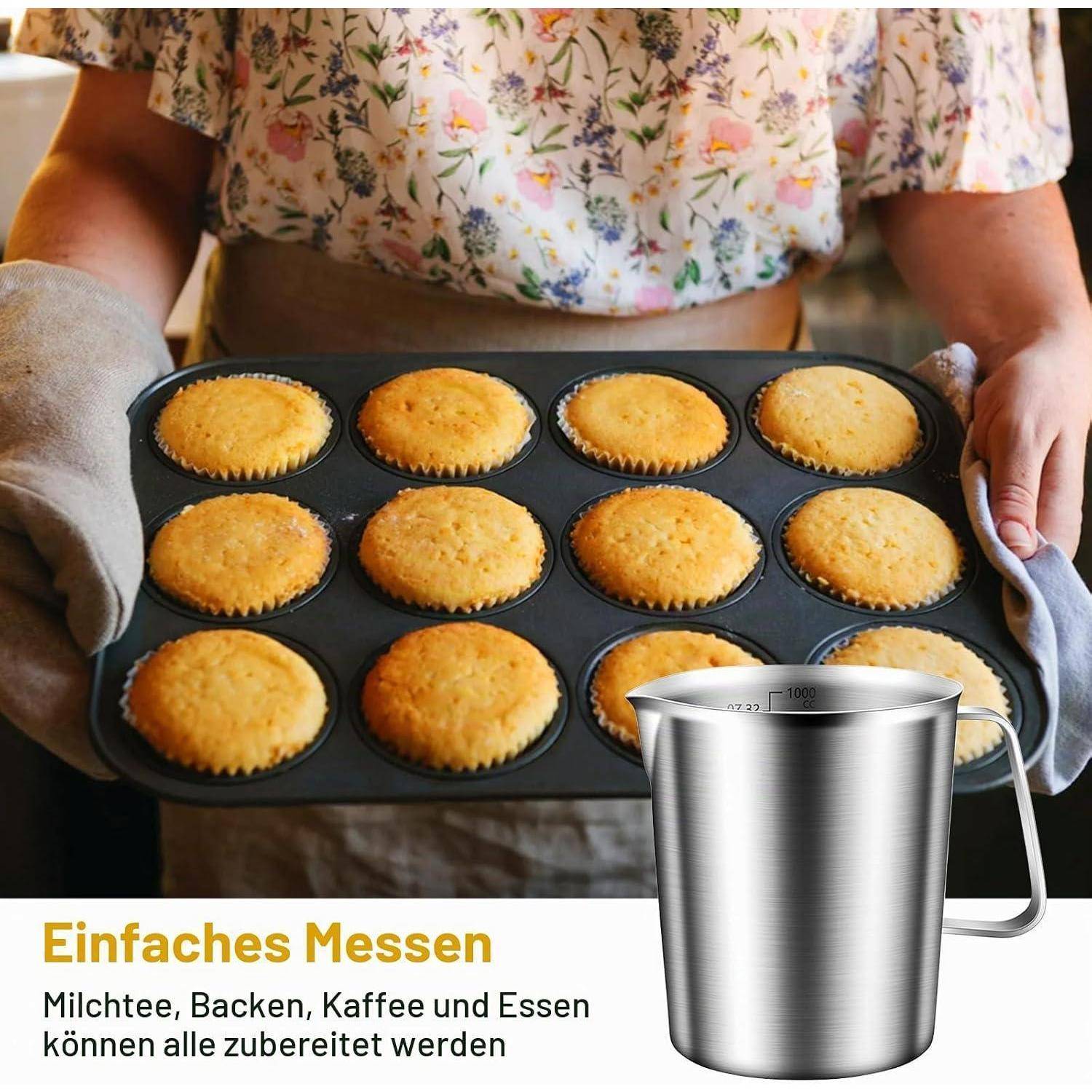 Person, der ein Tablett mit gebackenen Muffins neben einem Edelstahl-Messbkcher hält; deutscher Text sagt "Einfaches Messen"" und vermerkt, dass Milch, Backen, Kaffee und Essen alle zubereitet werden können.