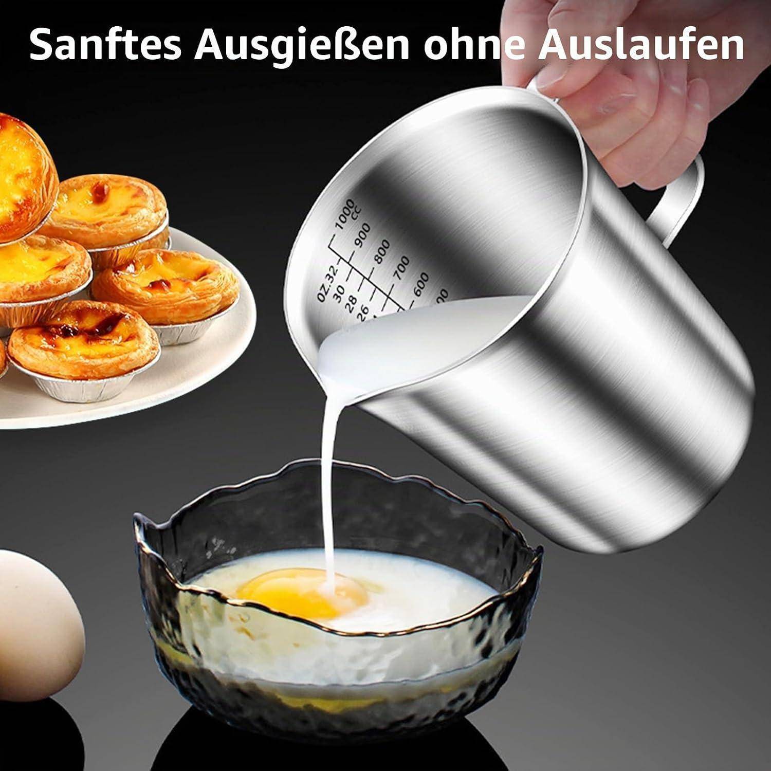 Ein Messbehälter gießt Milch in eine Schüssel, während Gebäck in der Nähe liegt; deutscher Text liest „Sanftes Ausgießen ohne Auslaufen" und hebt auslaufsicheres Ausgießen hervor.
