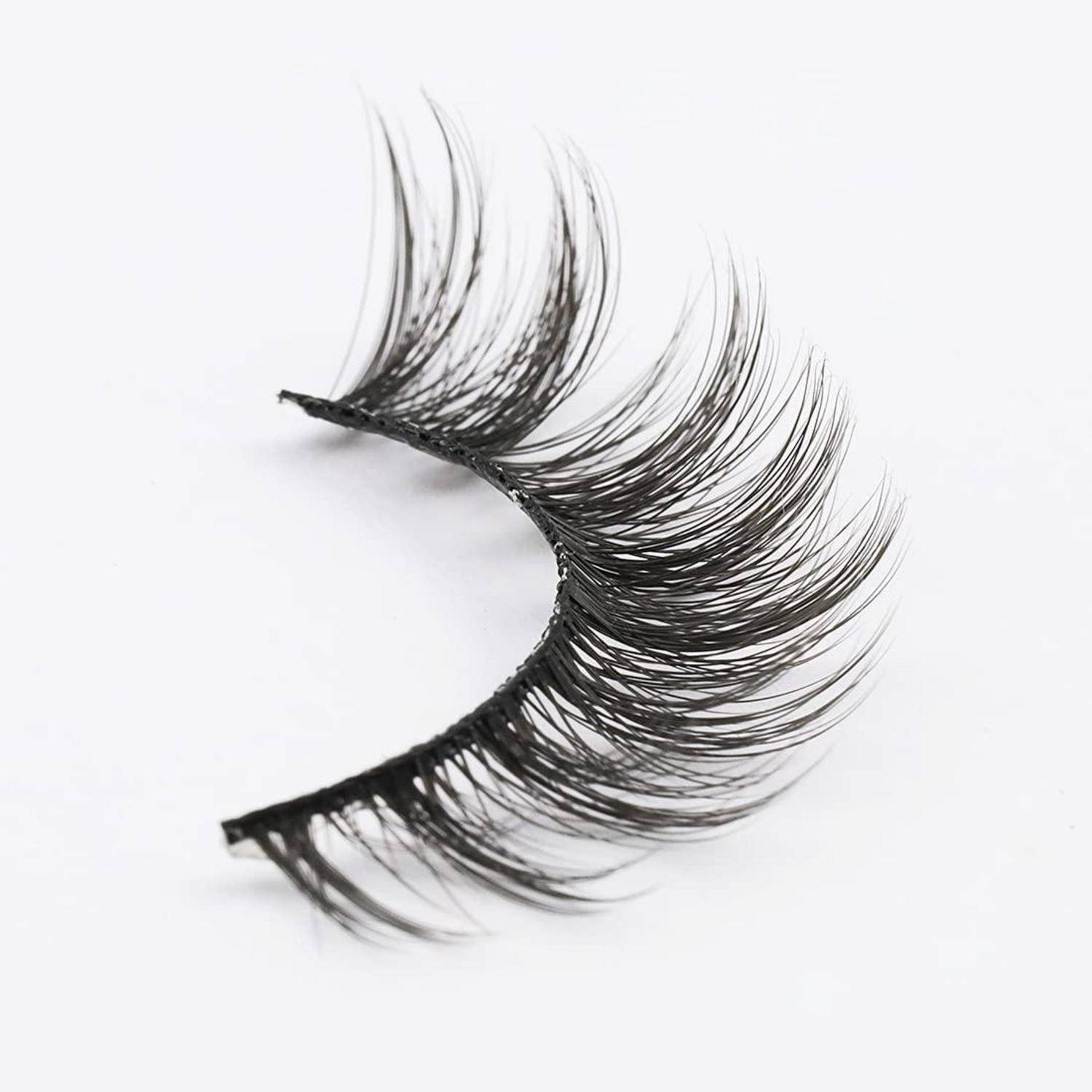 Ein einzelner falscher Wimpernstreifen mit langen, gekräuselten schwarzen Fasern auf weißem Hintergrund.