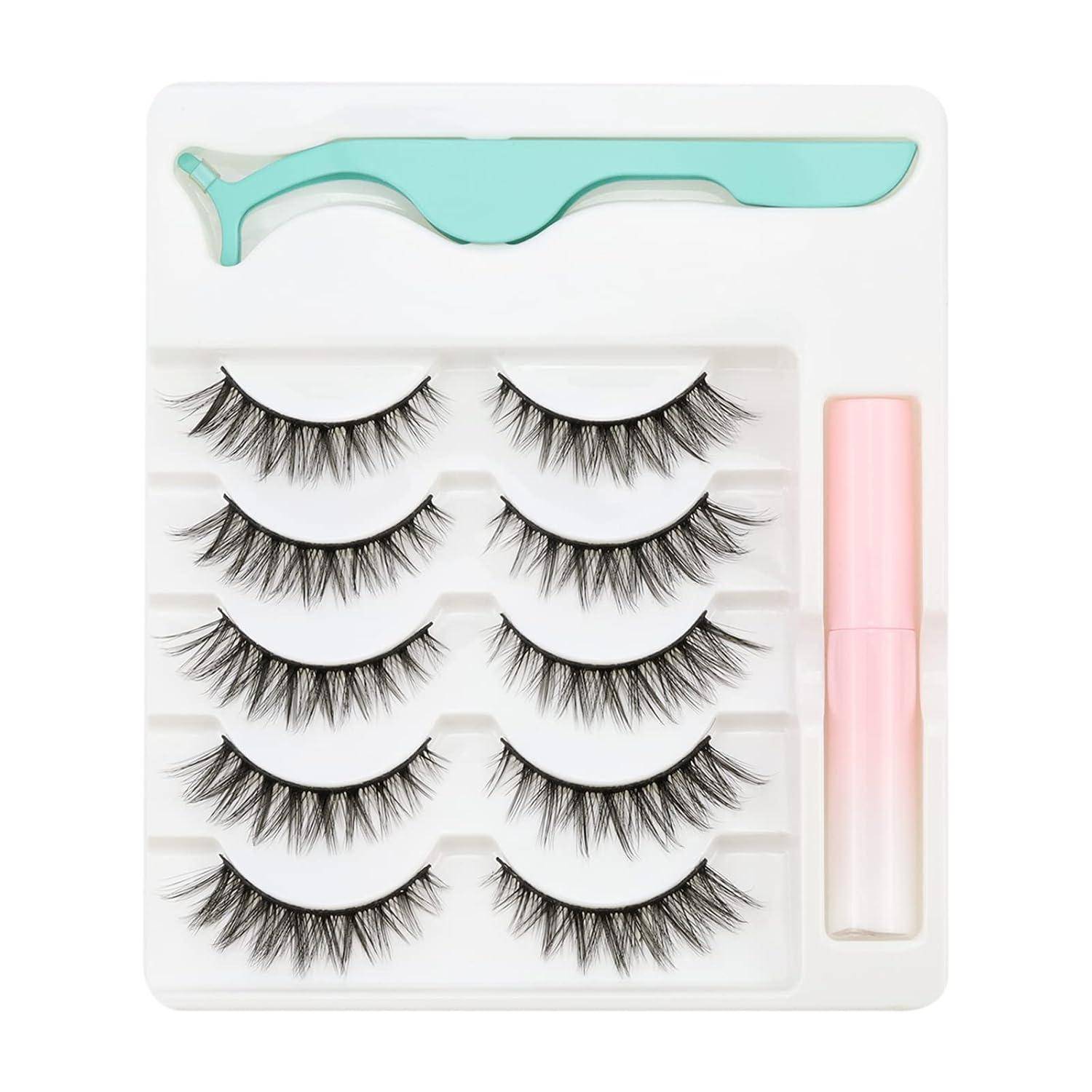 Ein Set aus falschen Wimpern in einem weißen Organizer-Tablett, mit einem türkisfarbenen Applikator und einer rosa mascara-ähnlichen Tube.