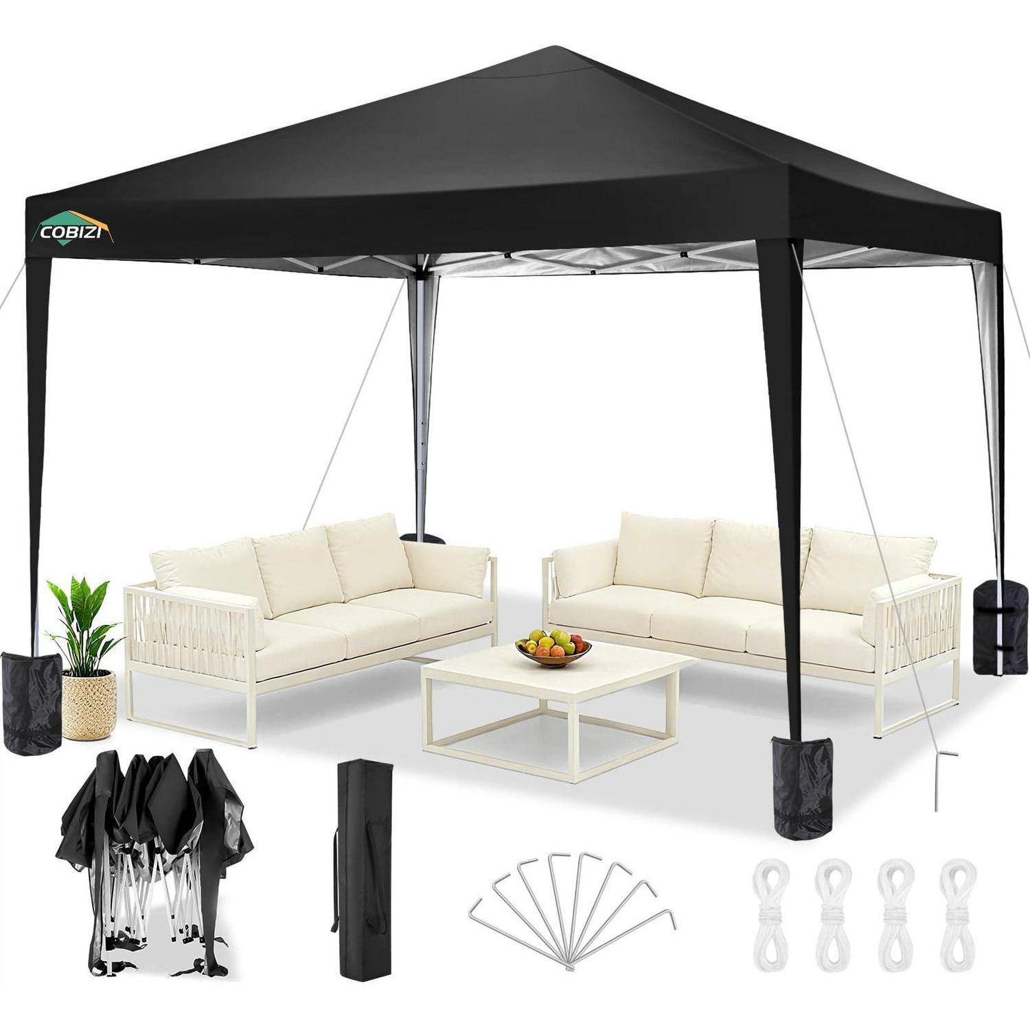 Schwarzes Outdoor-Pavillonzelt mit zwei cremefarbenen Sofas und einem Couchtisch, zeigt beigefügte Seitenwände, Heringe, Tragetasche und Spanngurte.