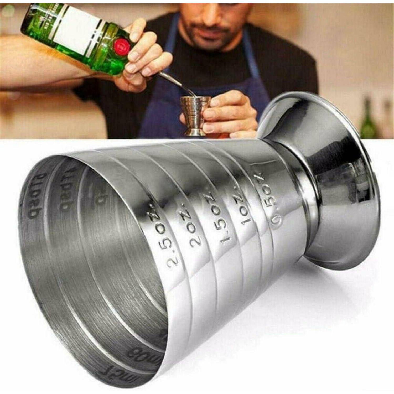 Metallischer Messbecher mit Eichmarkierungen und trichterförmigem Design, abgebildet während Spirituosen in einen kleinen Messbecher gegossen werden.