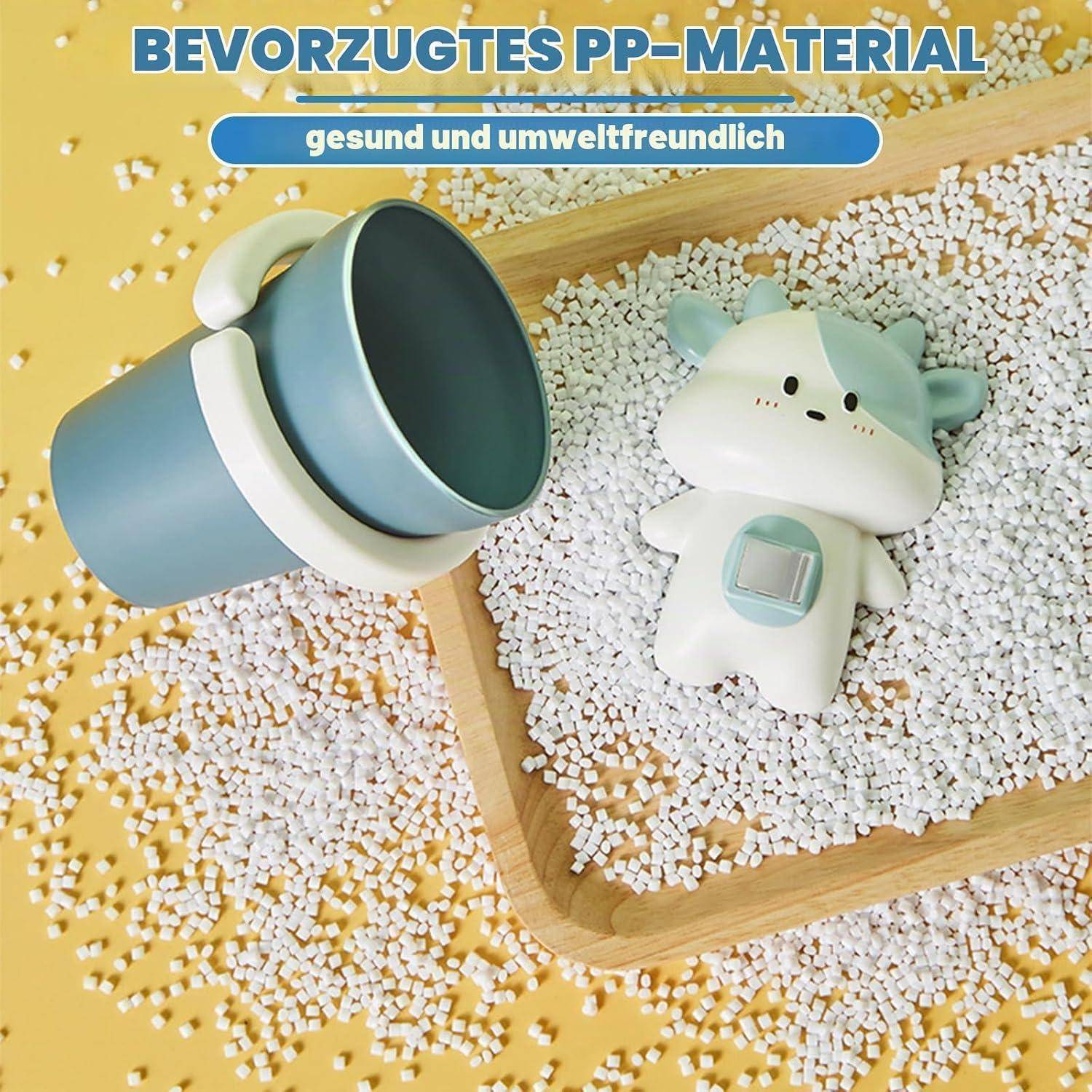 Spielzeugbecher und kleine Figur auf weißen Pellets mit deutschem Text „BEVORZUGTES PP-MATERIAL