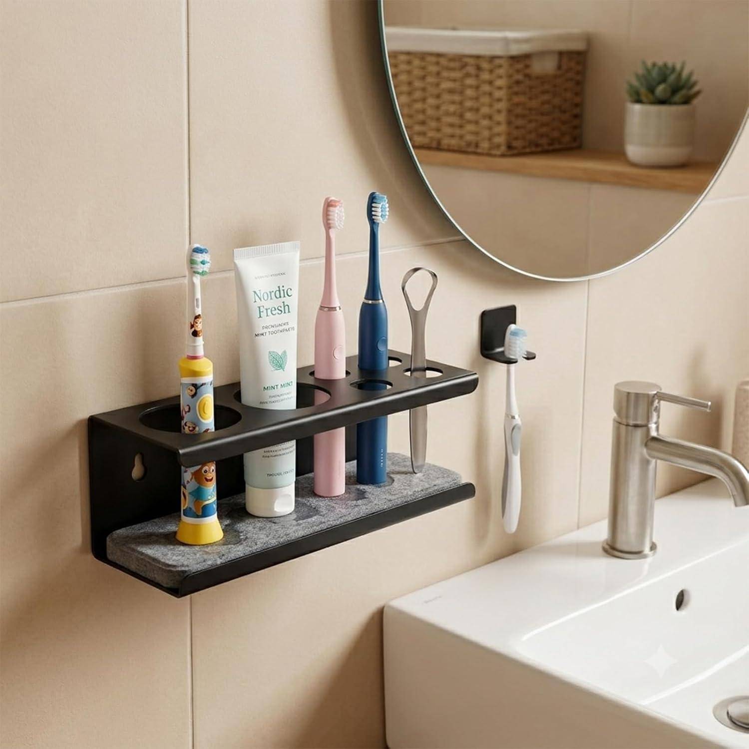Badezimmerwaschbeckenbereich mit an der Wand montiertem Regal, das mehrere Zahnbürsten, Zahnpasta und Zahnwerkzeuge neben einem Spiegel und einem Wasserhahn hält.