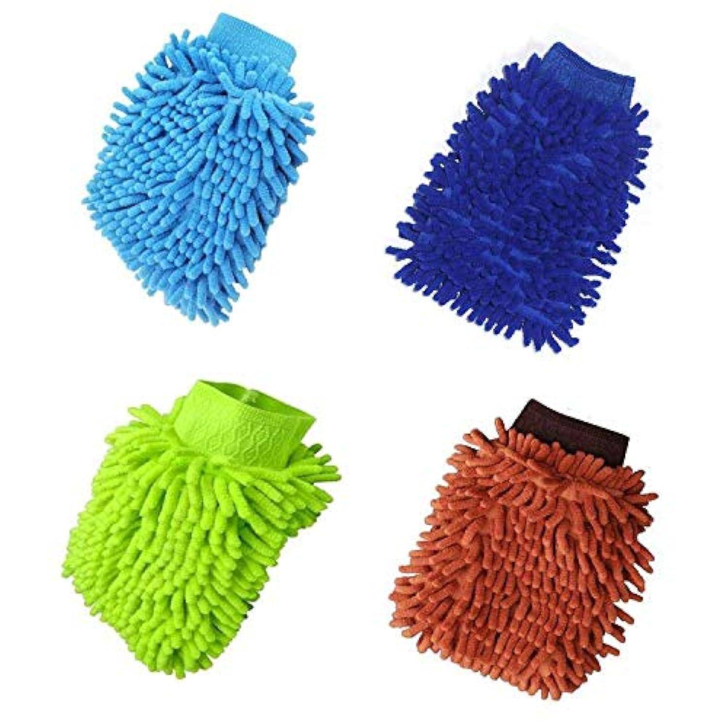Vier Mikrofaser-Reinigungshandschuhe oder -fäustlinge in Blau, Dunkelblau, Grün und Rostbraun auf weißem Hintergrund.