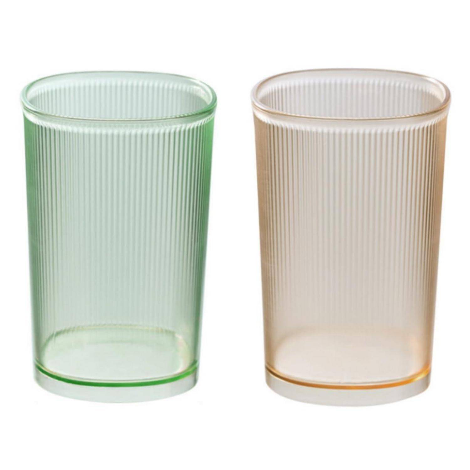 Zwei gerippte Kunststoffbecher, einer in hellem Grün und einer in Beige, nebeneinander auf weißem Hintergrund gezeigt.