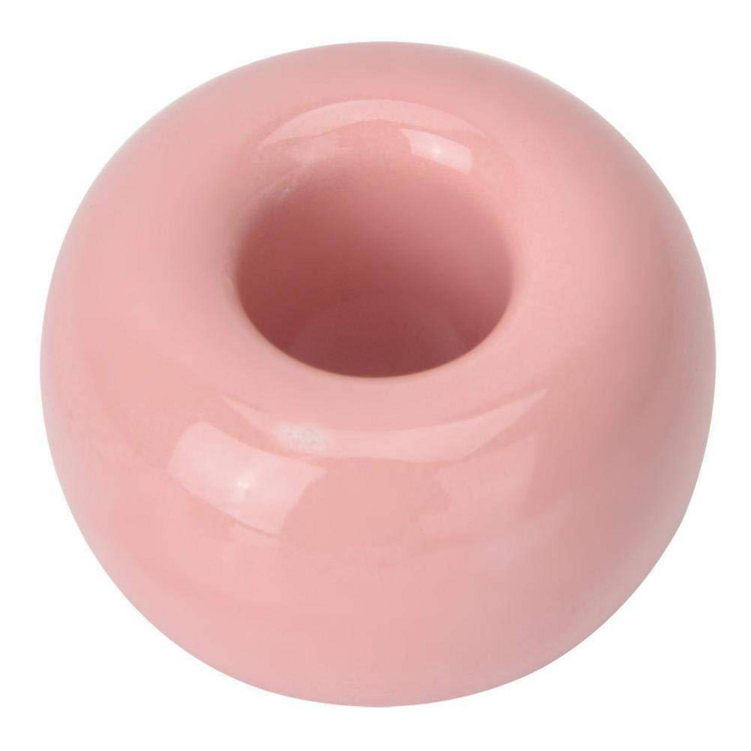 Rosa keramische ringförmige Vase mit breiter zentraler Öffnung, dargestellt vor weißem Hintergrund.