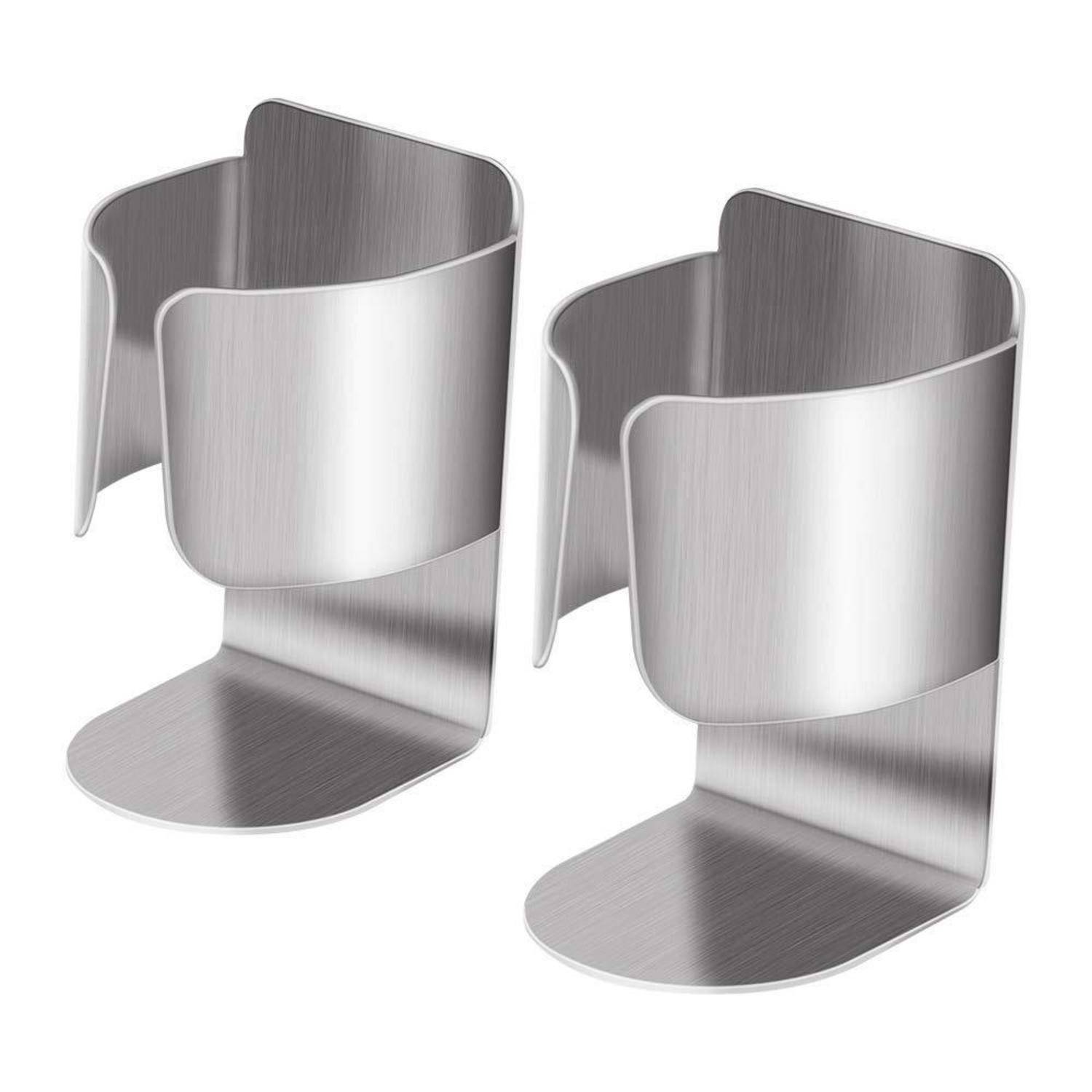 Zwei Becherhalter aus gebürstetem Metall mit gebogenen offenen Fronten, nebeneinander auf weißem Hintergrund dargestellt.
