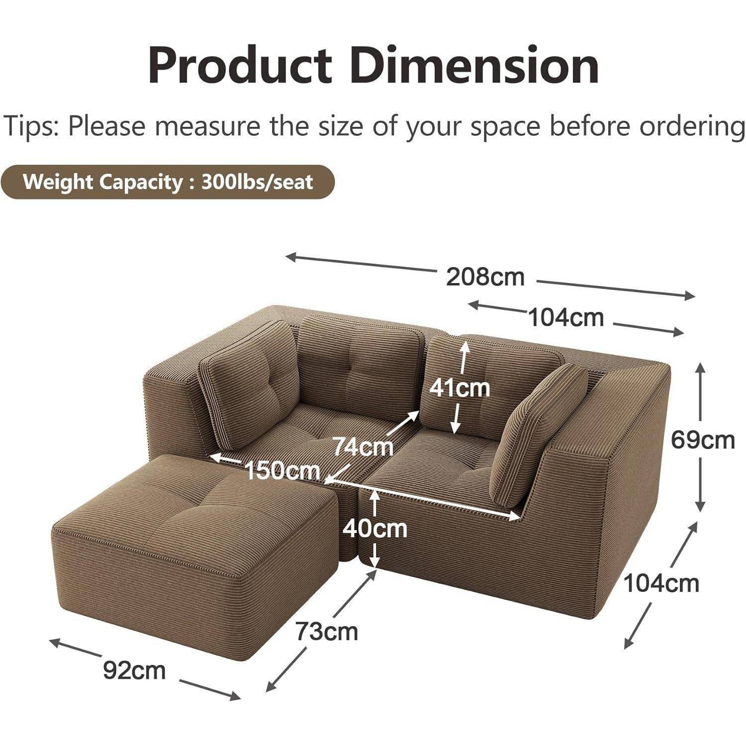 Produktdimensionsdiagramm eines L-förmigen Sofas und Ottomans mit Maßen: 208 cm breit, 104 cm tief, 69 cm hoch; Sitzfläche 41 cm, Tragfähigkeit 300 lbs/Sitz.