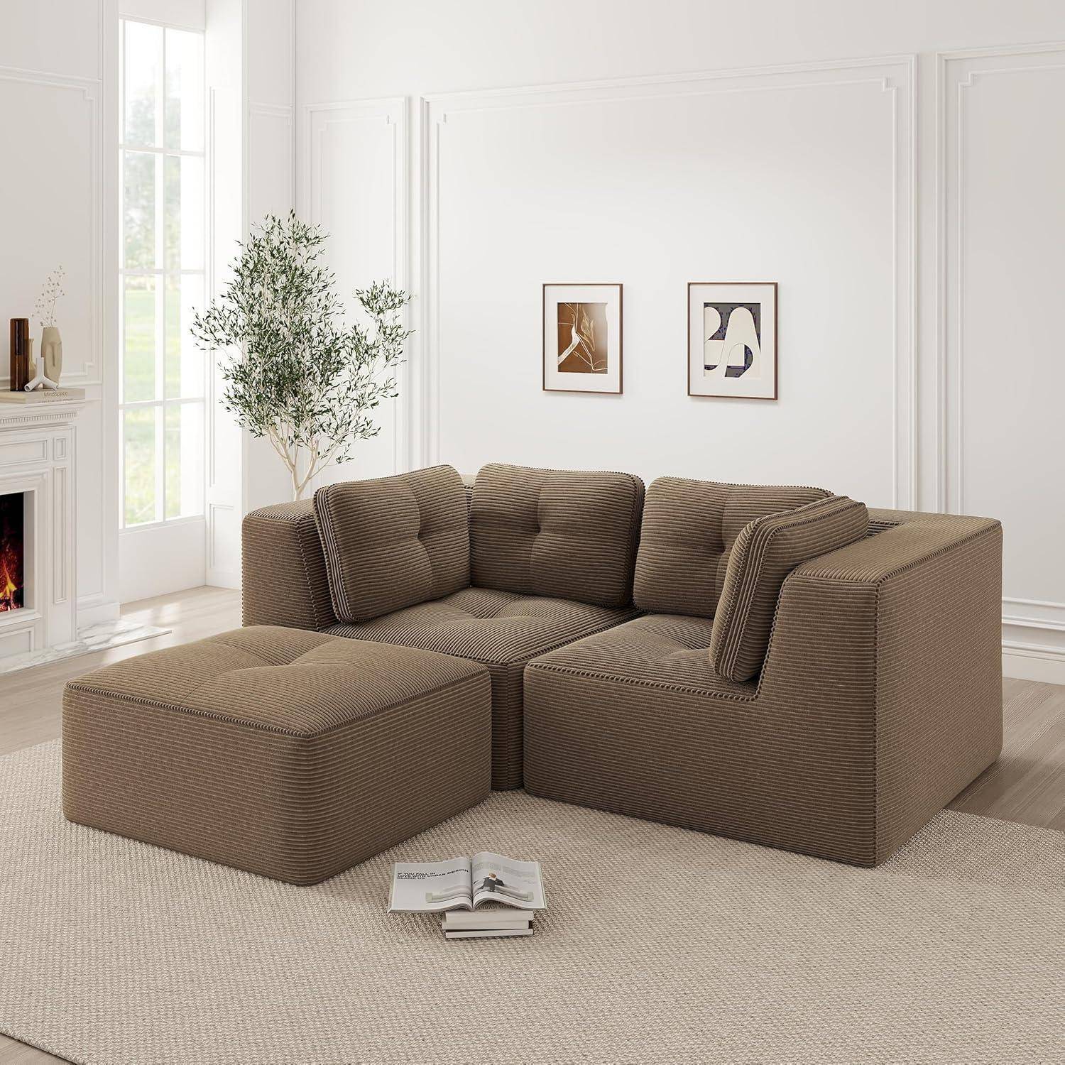 Braunes L-förmiges Ecksofa mit Ottomane und Plaid in einem hellen, minimalistischen Wohnzimmer mit gerahmter Wandkunst, Pflanze, Kamin und aufgeschlagenem Buch auf dem Teppich.