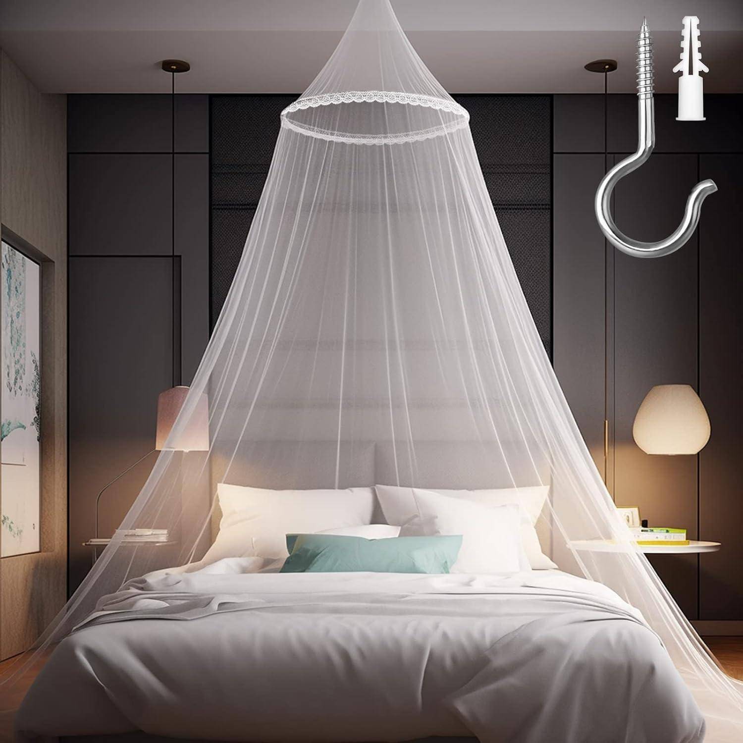 Ein modernes Schlafzimmer mit einem Bett unter einem weißen Himmelbett-Moskitonetz an dunkel getäfelten Wänden, beleuchtet durch Nachttischlampen.