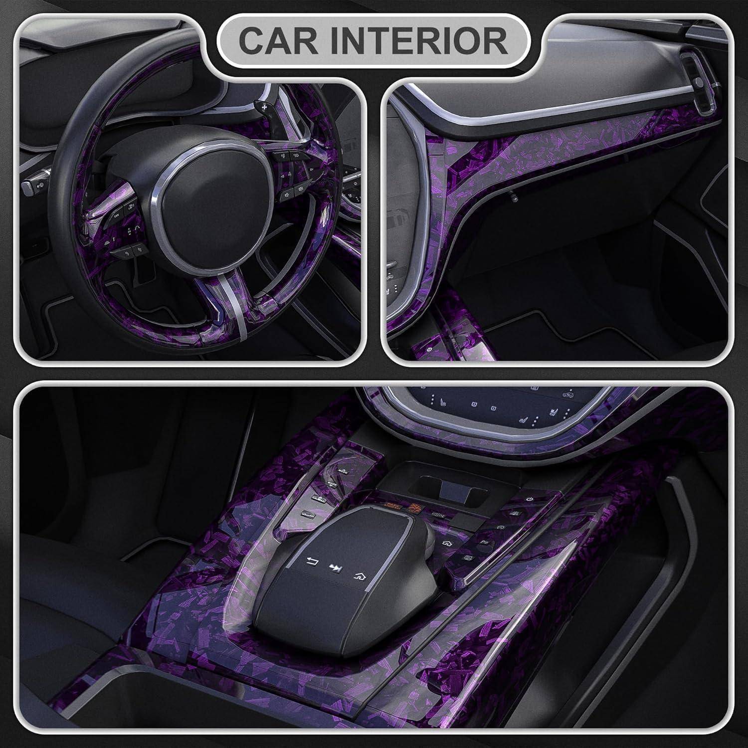 Collage eines Autoinnenraums mit futuristischer violetter Camouflage-Verkleidung, die das Lenkrad, das Armaturenbrett und die Mittelkonsole zeigt.