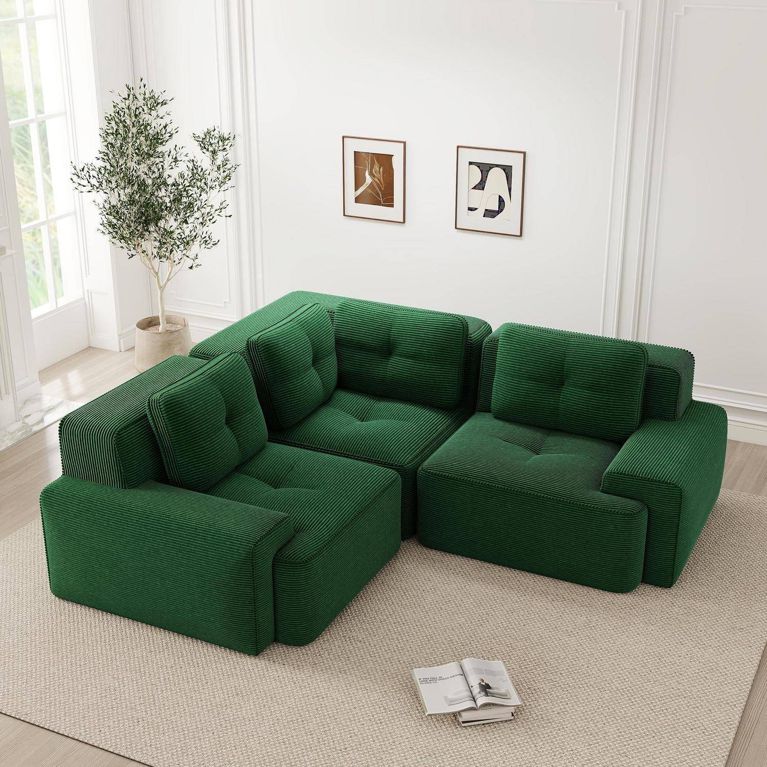 Grünes modulares Ecksofa mit tiefen Sitzflächen und niedriger Rückenlehne, angeordnet auf einem beigen Teppich in einem hellen Wohnzimmer mit Wandkunst und einem Topfbaum.