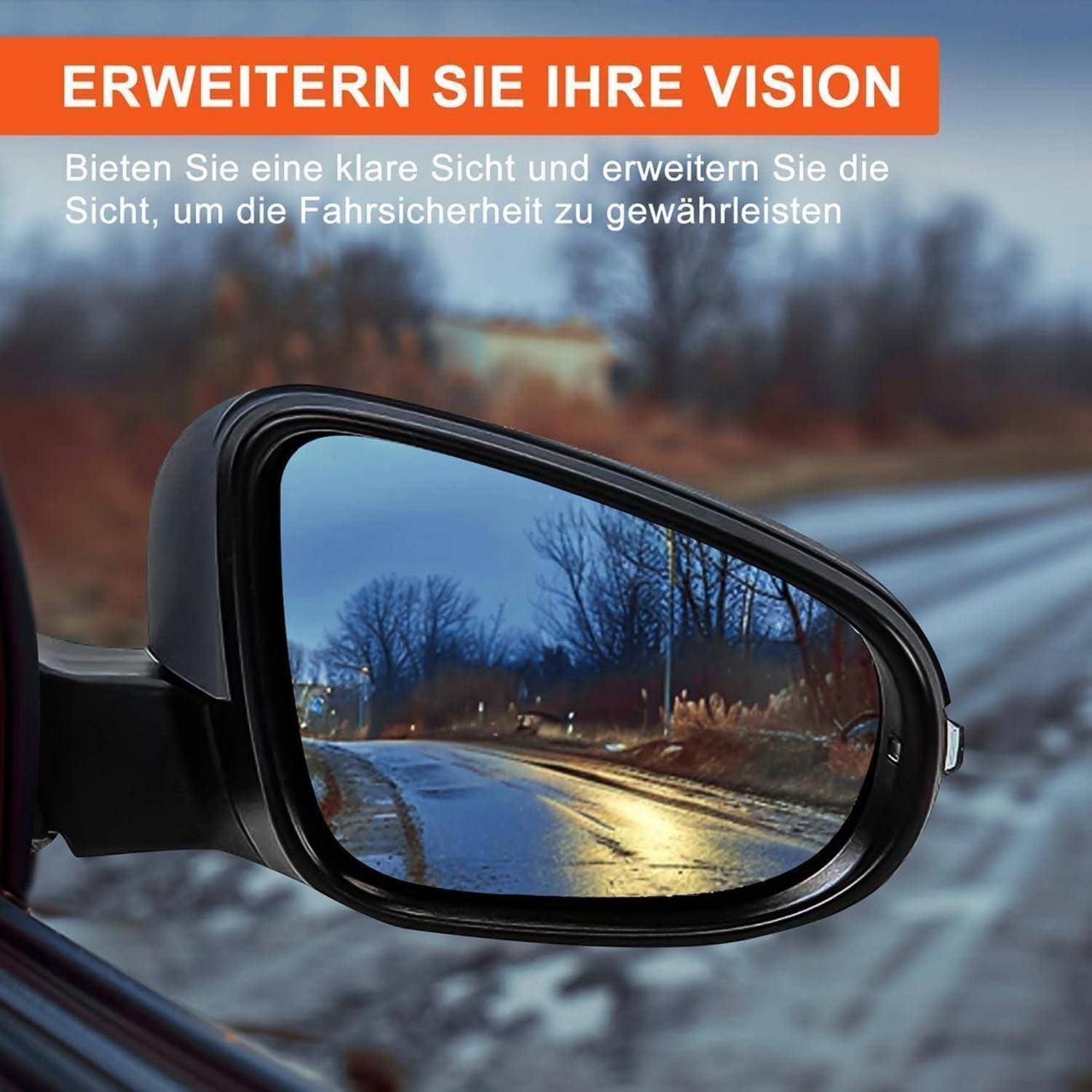 Autoseitenspiegel mit erweitertem Rückblick auf einer nassen Straße; deutscher Text lautet „ERWEITERN SIE IHRE VISION