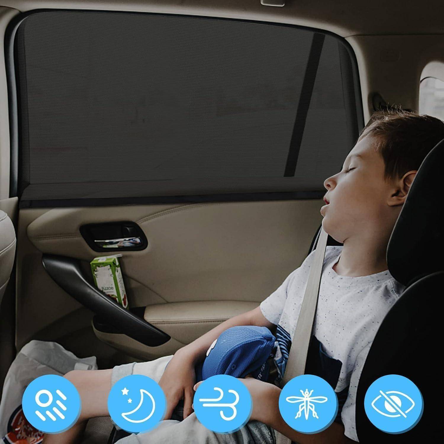 Schlafendes Kind, das in einem Autokindersitz auf der Rückbank eines Fahrzeugs angeschnallt ist, mit Sicherheitssymbolen, die am unteren Rand überlagert sind.