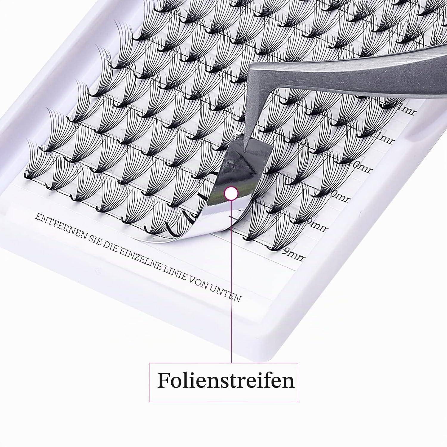 Nahaufnahme eines gedruckten Wimpernverlängerungsstreifens mit einem spitzen Werkzeug, das eine Wimpernreihe anhebt; beschriftet mit „Folienstreifen