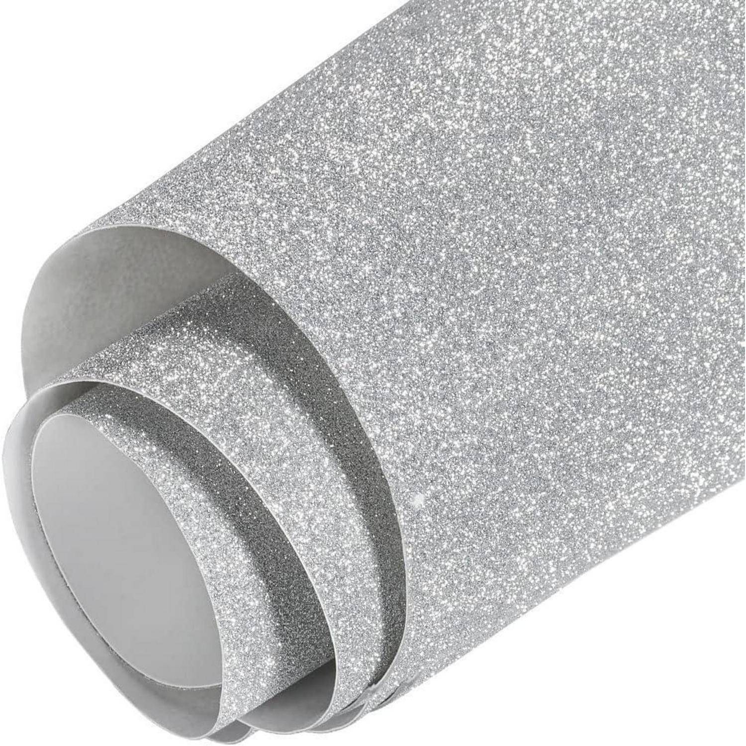 Eine Rolle aus silbernem glitzerndem Dekorpapier oder Vinyl mit einer glattem grauen Rückseite, teilweise abgerollt dargestellt.
