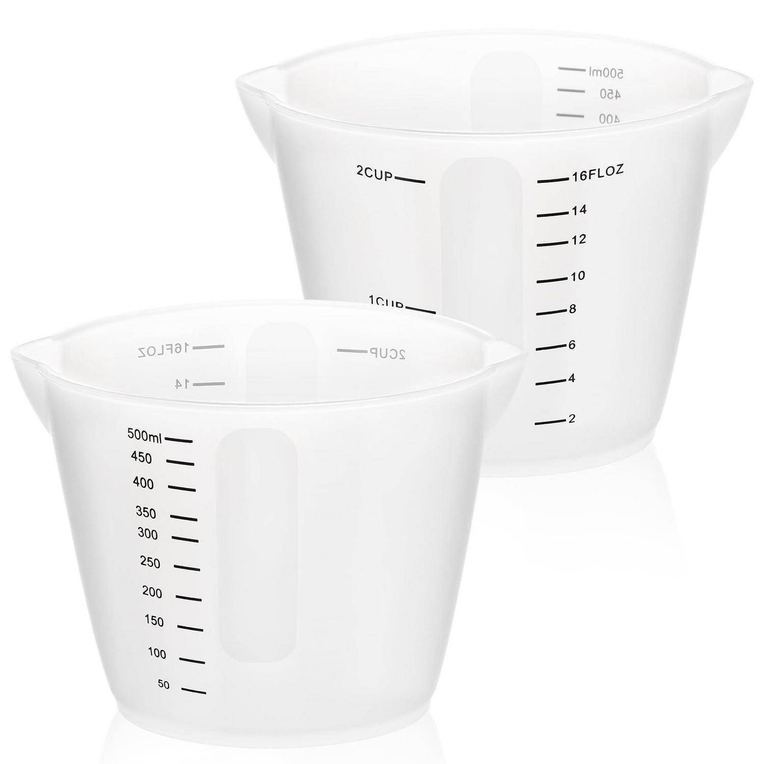 Zwei durchsichtige Kunststoff-Messbehälter mit gedruckten Unzen-, Tassen- und Milliliter-Markierungen, einer groß und einer kleiner, auf weißem Hintergrund dargestellt.