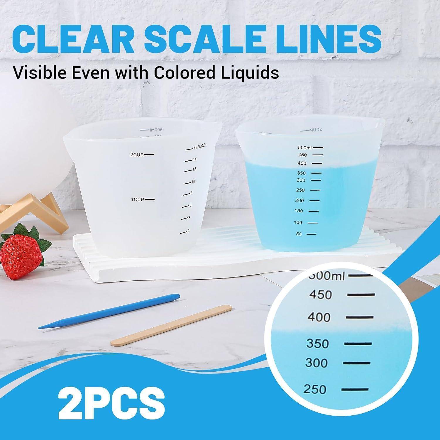 Werbebild von zwei durchsichtigen Messbechern mit klaren Skalierungslinien und blauer Flüssigkeit, beschriftet mit „CLEAR SCALE LINES