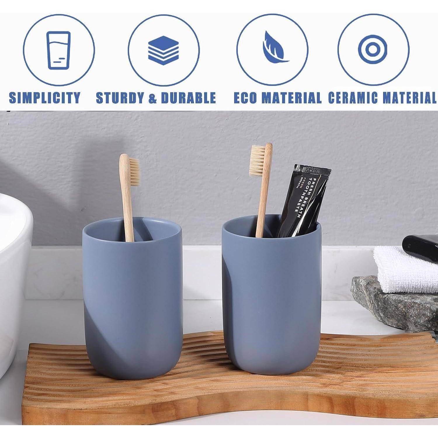 Zwei blaue keramische Badezimmertassen mit Zahnbürsten und Zahnpasta auf einem Holztablett, gezeigt mit Symbolen für Einfachheit, Langlebigkeit, Ökomaterial und Keramik-Material.