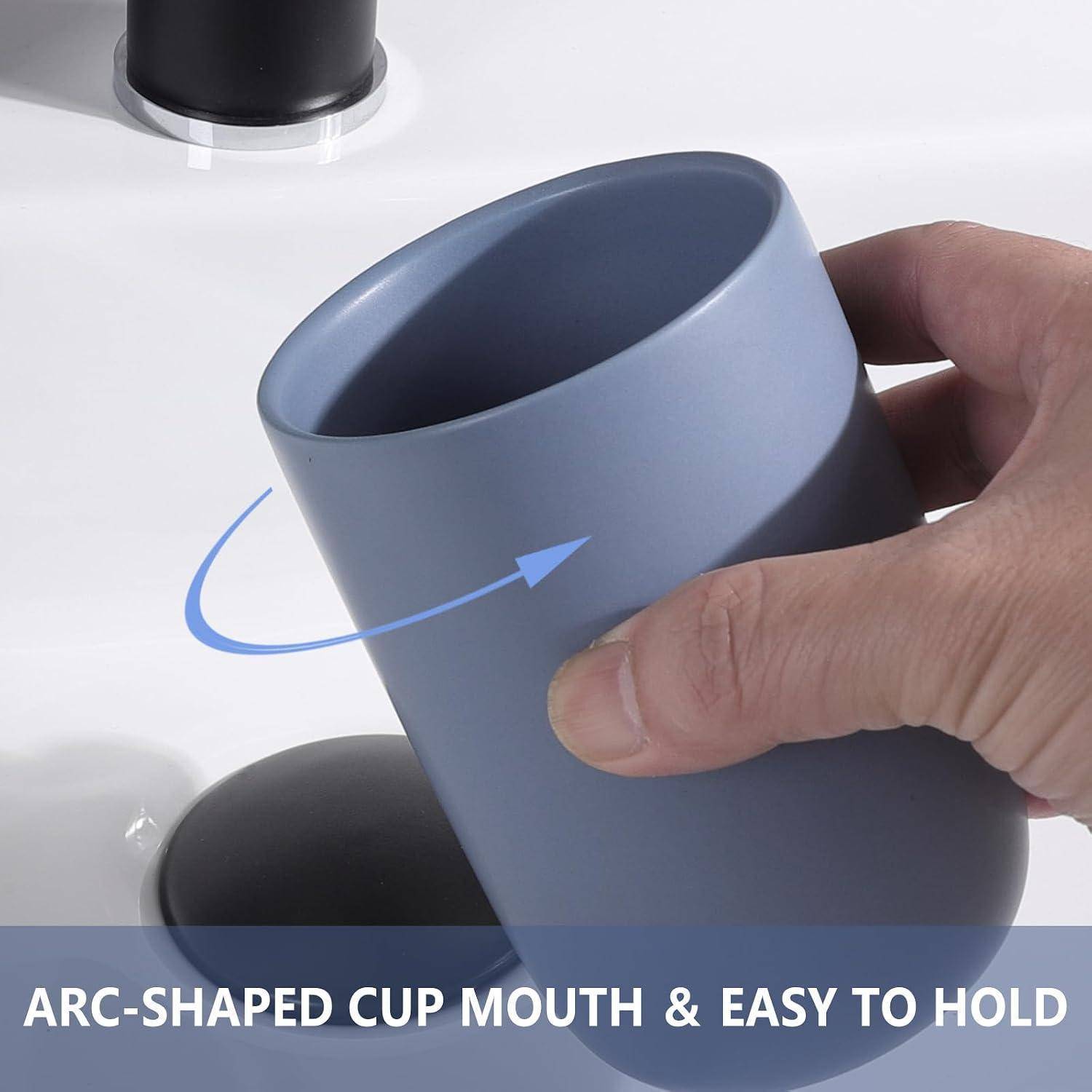 Hand hält eine blaue Tasse mit ergonomischer, leicht zu greifender Öffnung; ein Pfeil zeigt, dass die Tasse bequem gedreht oder gekippt werden kann.