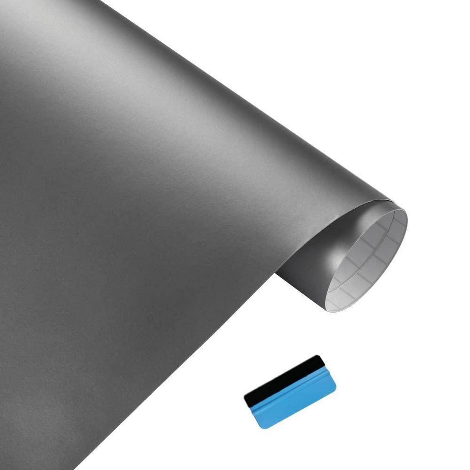 Graue Klebstoffvinylrolle mit einem kleinen blau-schwarzen Rakel-Werkzeug auf weißem Hintergrund.